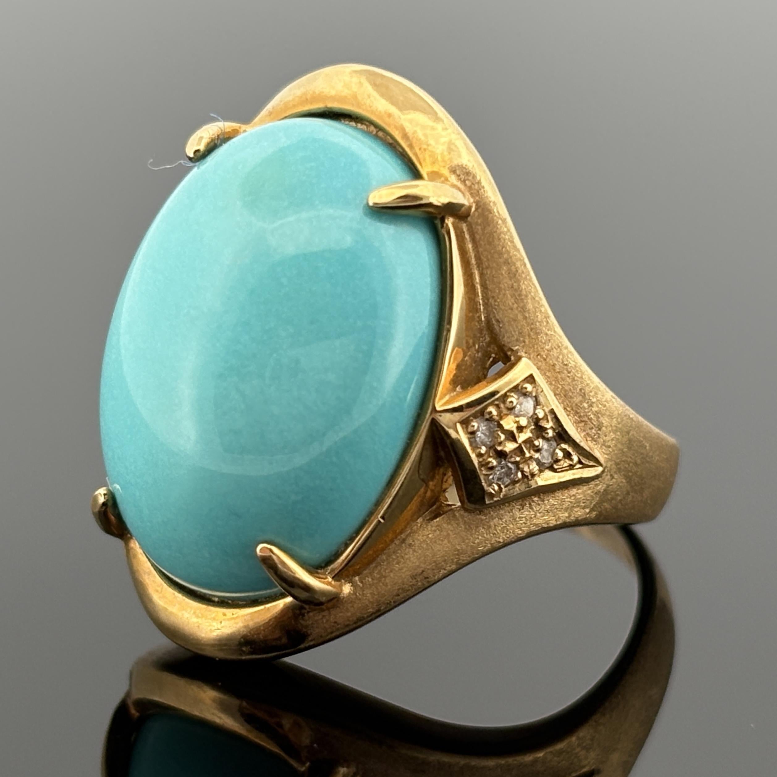 Gemma: Cabochon ovale di turchese del peso di circa 10,98 carati, misura 18,21 x 13,84 mm come da incastonatura

Diamanti: Sei diamanti a taglio singolo per un totale di circa 0,03 carati, di colore H e purezza SI2.

Metallo: oro giallo 18 carati,