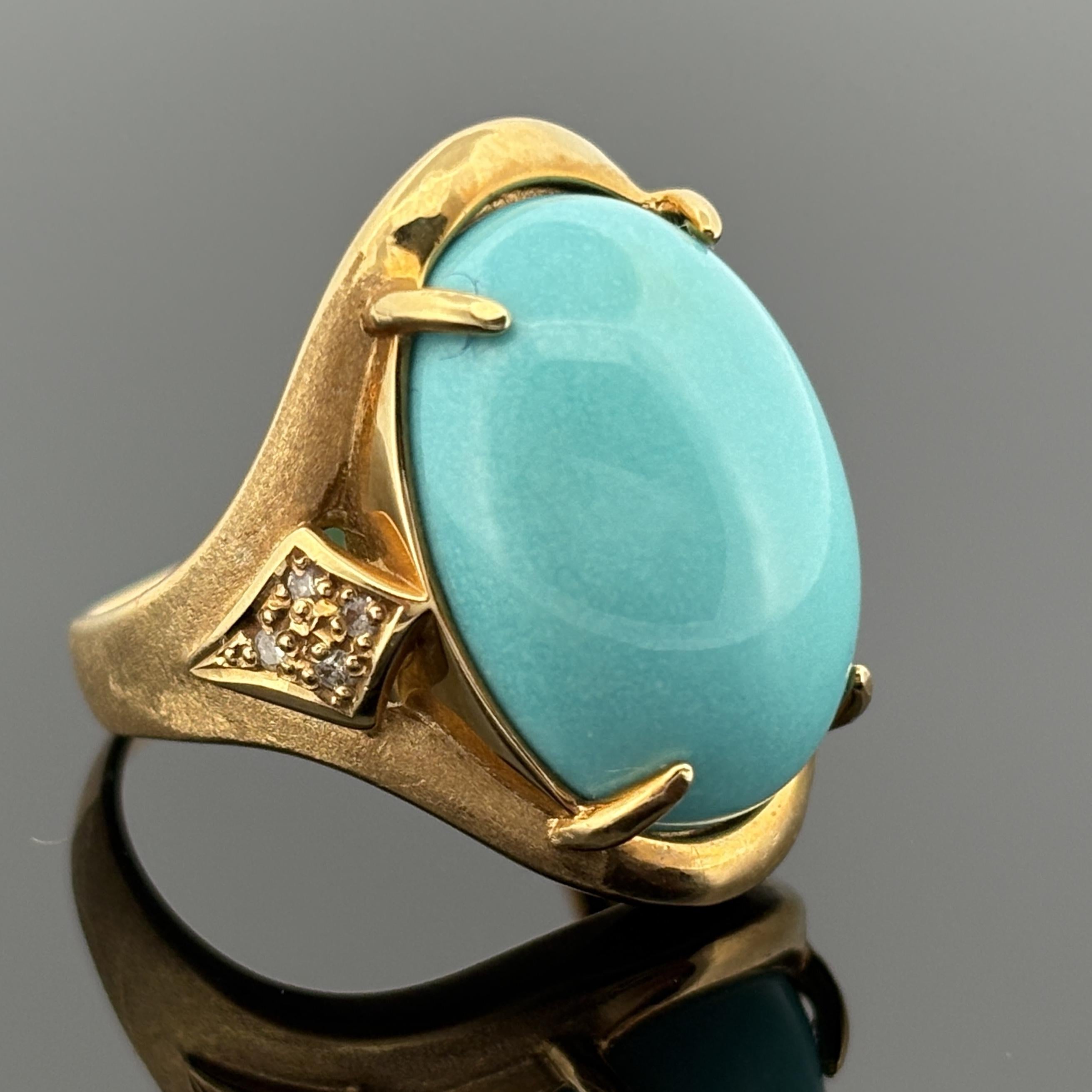 Cabochon Anello vintage con turchese cabochon e diamanti in oro giallo 18 carati in vendita