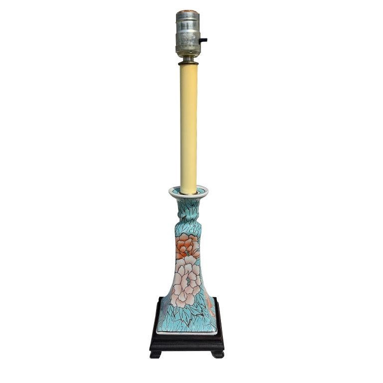 Lampe de table haute en céramique de style chinois avec un motif floral. Cette lampe de table est parfaite pour éclairer les petits coins. Il est en céramique et repose sur une base carrée en bois. La partie en céramique du luminaire est peinte en
