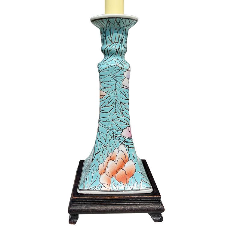 20ième siècle Lampe de bureau vintage en céramique turquoise de style chinoiserie avec motif floral en vente