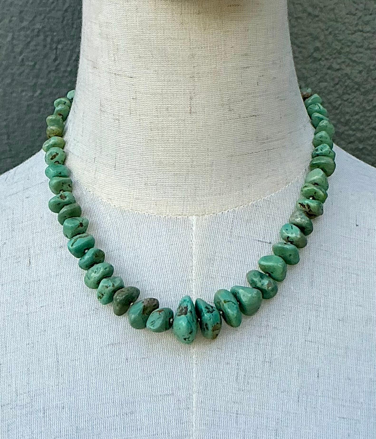 Questa collana con pezzi di turchese vintage è una straordinaria celebrazione della bellezza naturale e dello stile audace del sud-ovest. Caratterizzata da grandi pietre di turchese tagliate a mano, ognuna unica per forma, colore e matrice, la