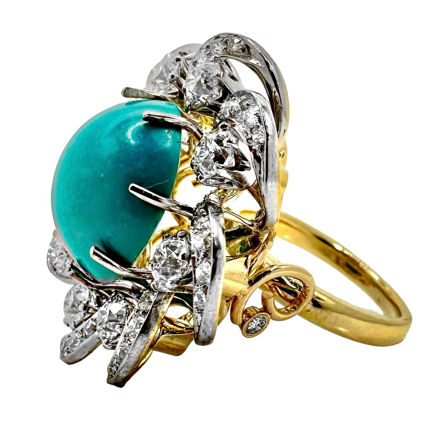 Cette pièce d'époque témoigne d'un grand souci du détail. La turquoise naturelle cabochon de 15 mm est entourée de 8 diamants taille ancienne, eux-mêmes entourés de gracieuses fluorines serties de diamants. L'ensemble forme une fleur étincelante.