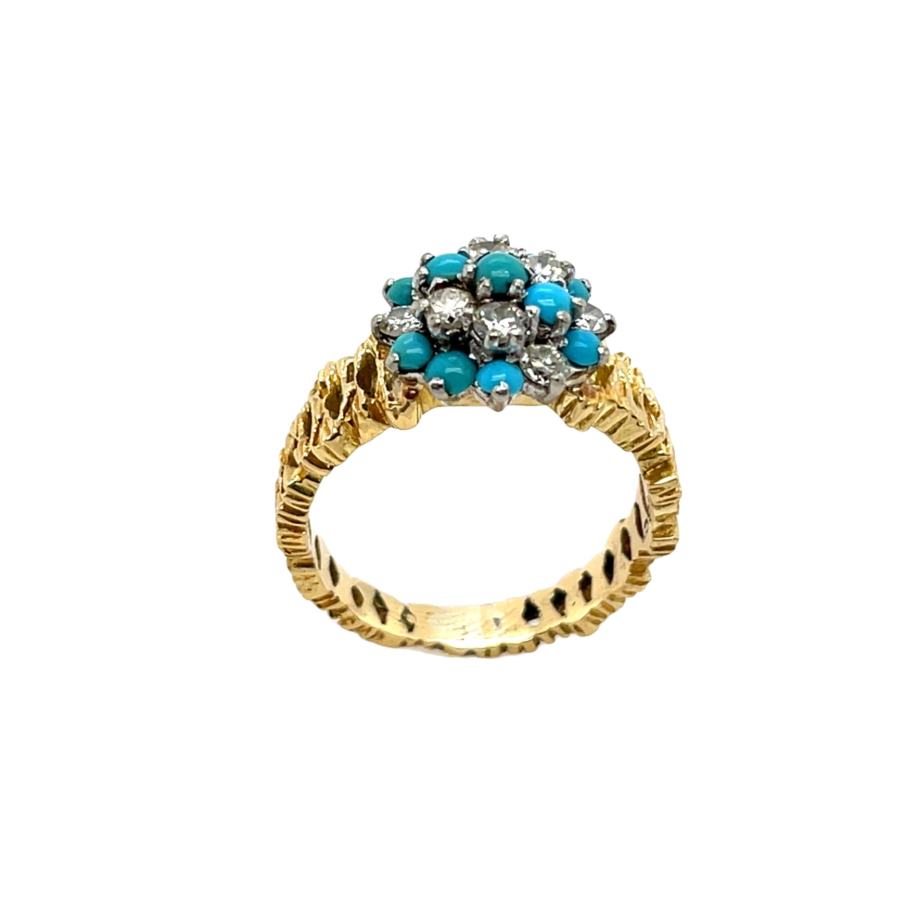 Dieser 18-karätige Goldring im Vintage-Stil enthält wunderschöne Türkis-Edelsteine, die von funkelnden natürlichen Diamanten in einer Kombination aus Gelb- und Weißgold umrahmt werden. 
Ein zeitloses Stück, das Eleganz und Charme