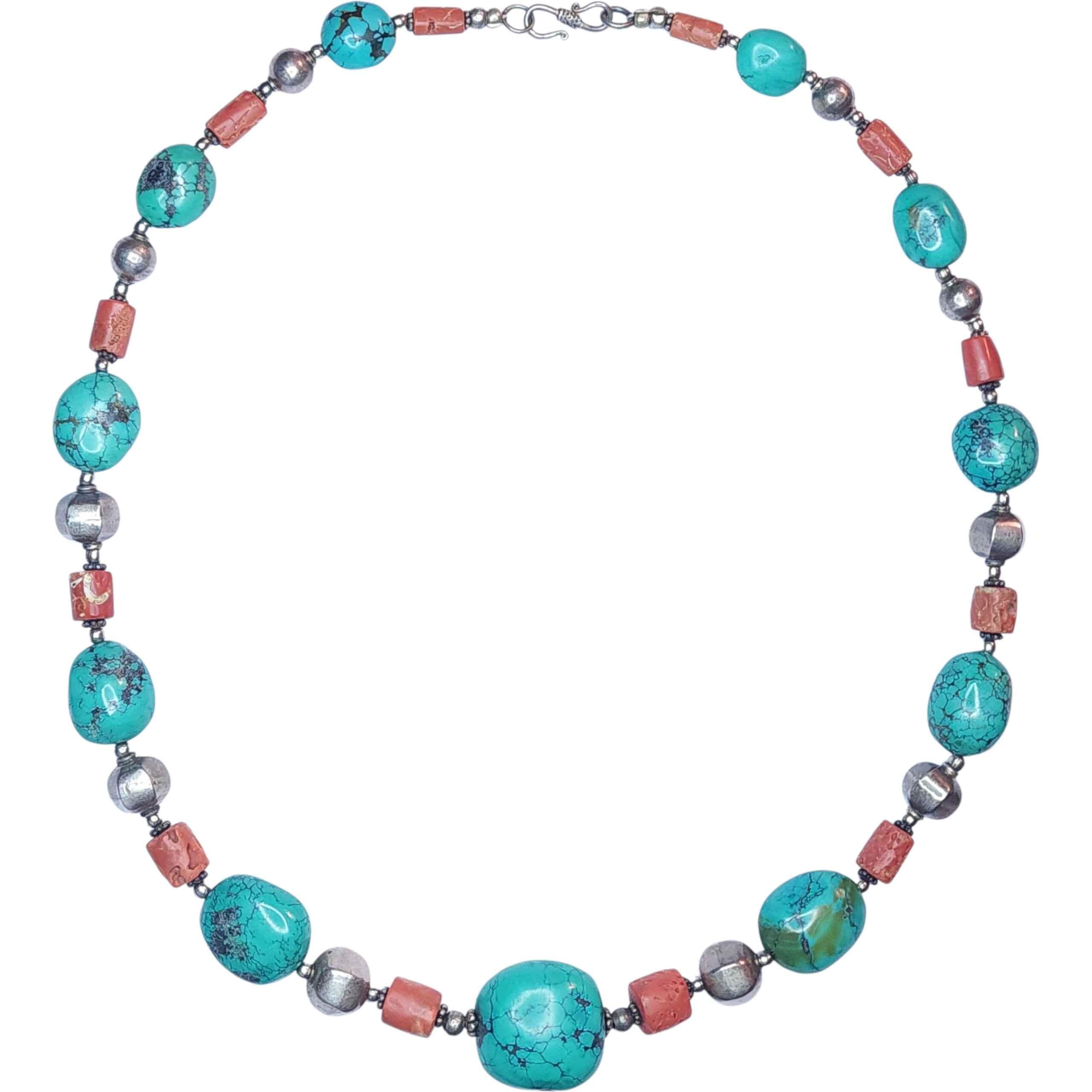 Collana d'epoca in turchese, corallo mediterraneo e argento - Gioielli Boho-Chic Southwestern fatti a mano
Evocando la bellezza grezza degli orizzonti desertici e delle antiche rotte commerciali, questa straordinaria collana abbina pepite di