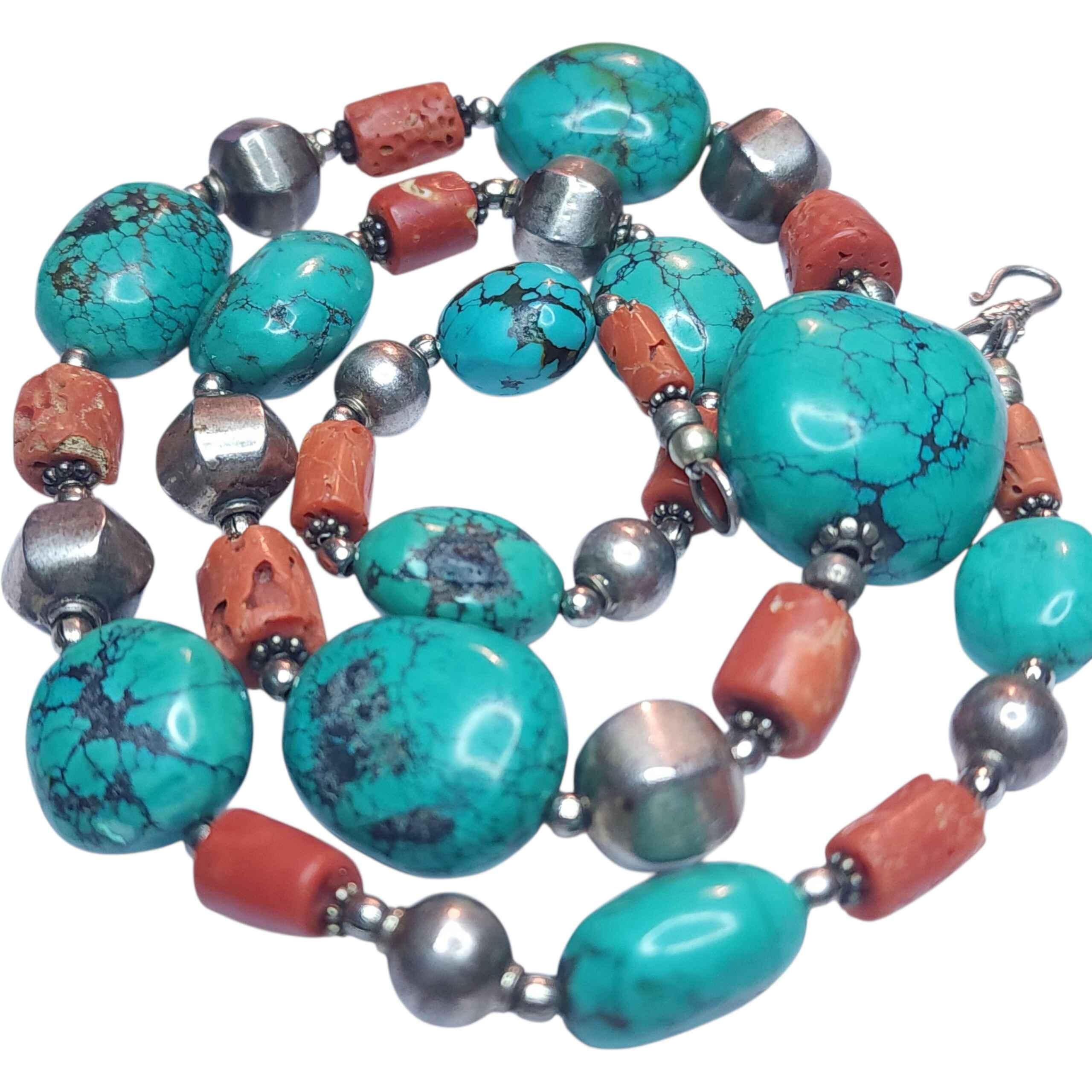 Collana d'epoca in argento massiccio con corallo e turchese del Mediterraneo In condizioni buone in vendita a Milford, DE