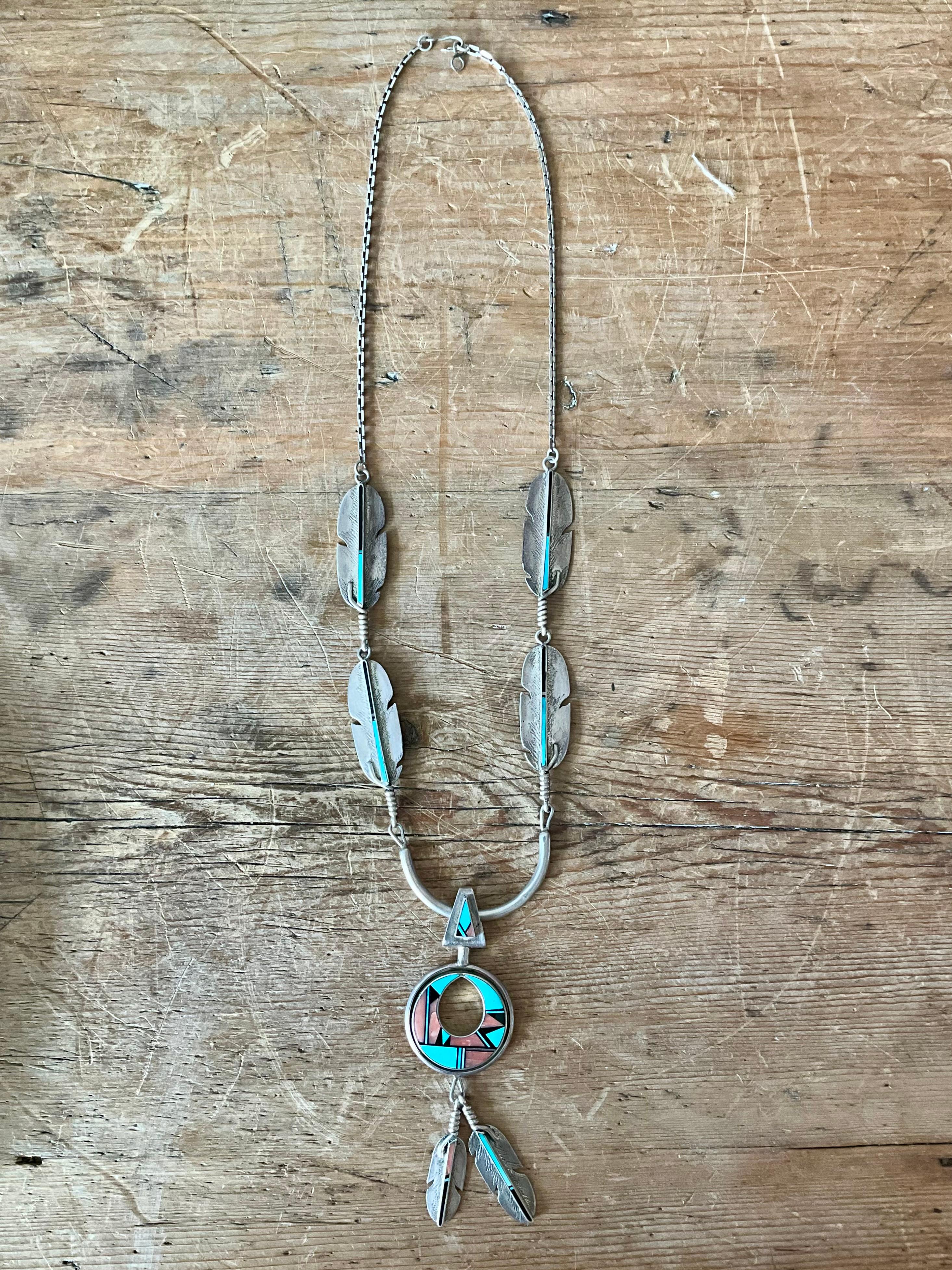 Ce collier vintage à pendentif amérindien est une pièce remarquable fabriquée en argent 925 véritable. Ce pendentif, qui témoigne d'un savoir-faire traditionnel, est orné de détails complexes travaillés à la main, souvent observés dans les designs