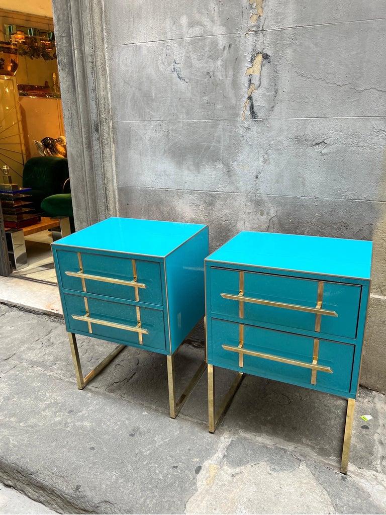 Tables de nuit vintage en verre opalin turquoise avec deux tiroirs, poignées en laiton, incrustations et pieds.