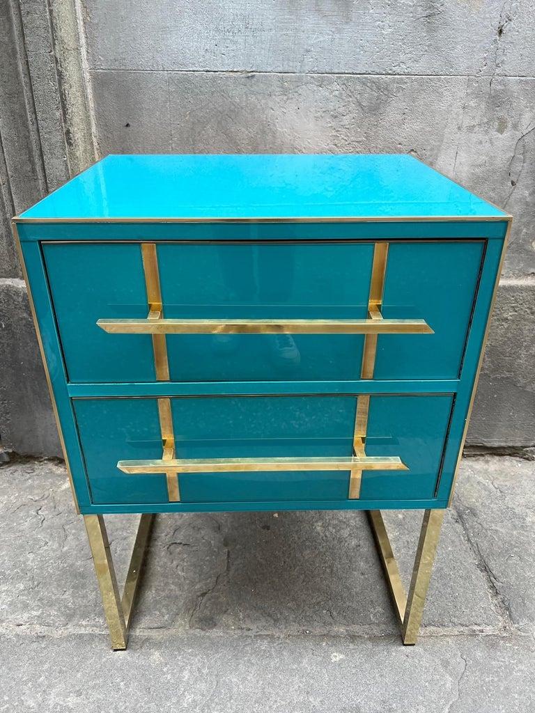Fin du 20e siècle Tables de nuit vintage en verre opalin turquoise, poignées et incrustations en laiton, 1980 en vente