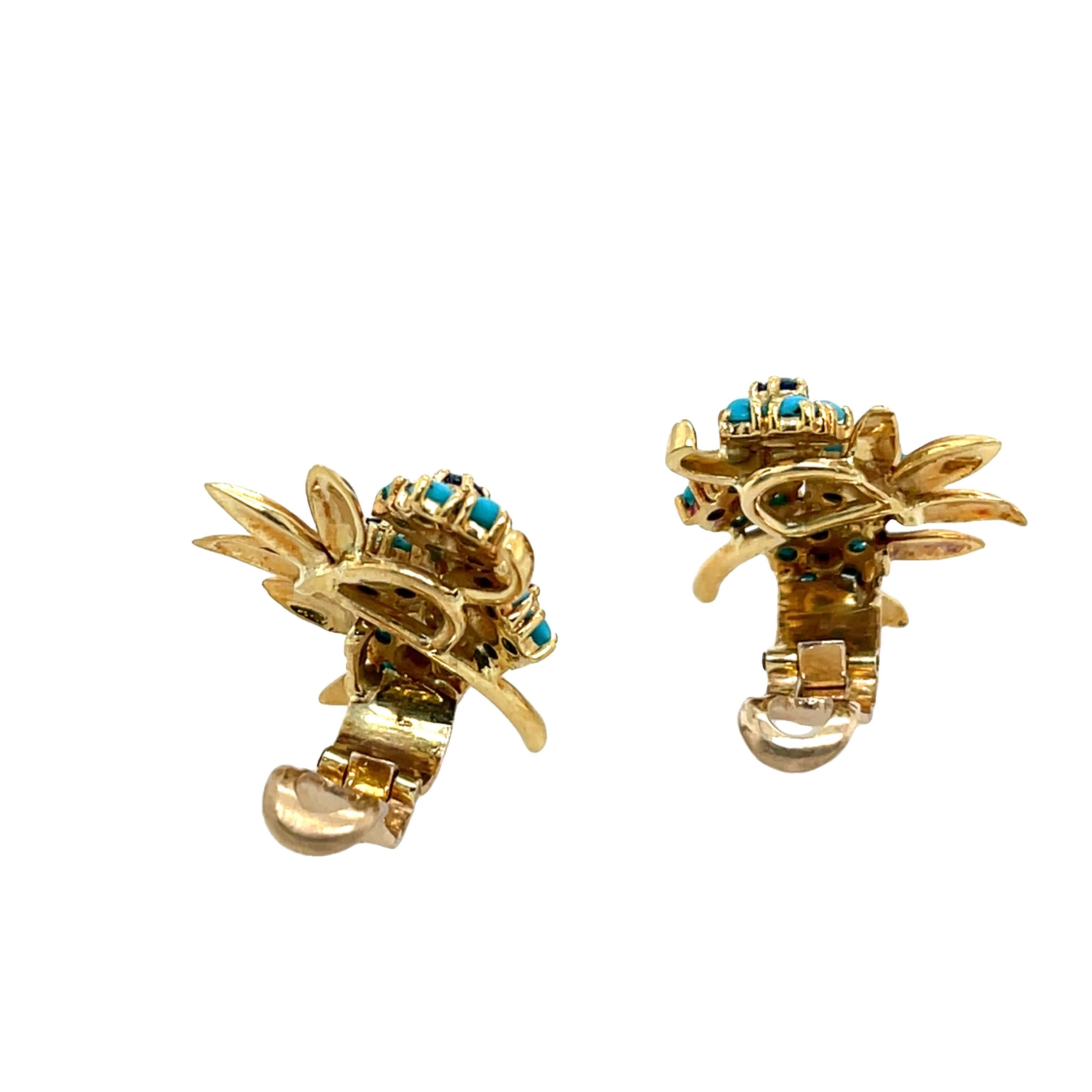 Une belle paire d'Eleg vintage en or jaune 18ct, conçue dans un élégant motif floral. Chaque boucle d'oreille présente une turquoise cabochon et de riches saphirs bleus, créant une combinaison vibrante et accrocheuse.
Poids total : 10,53 g
Dimension