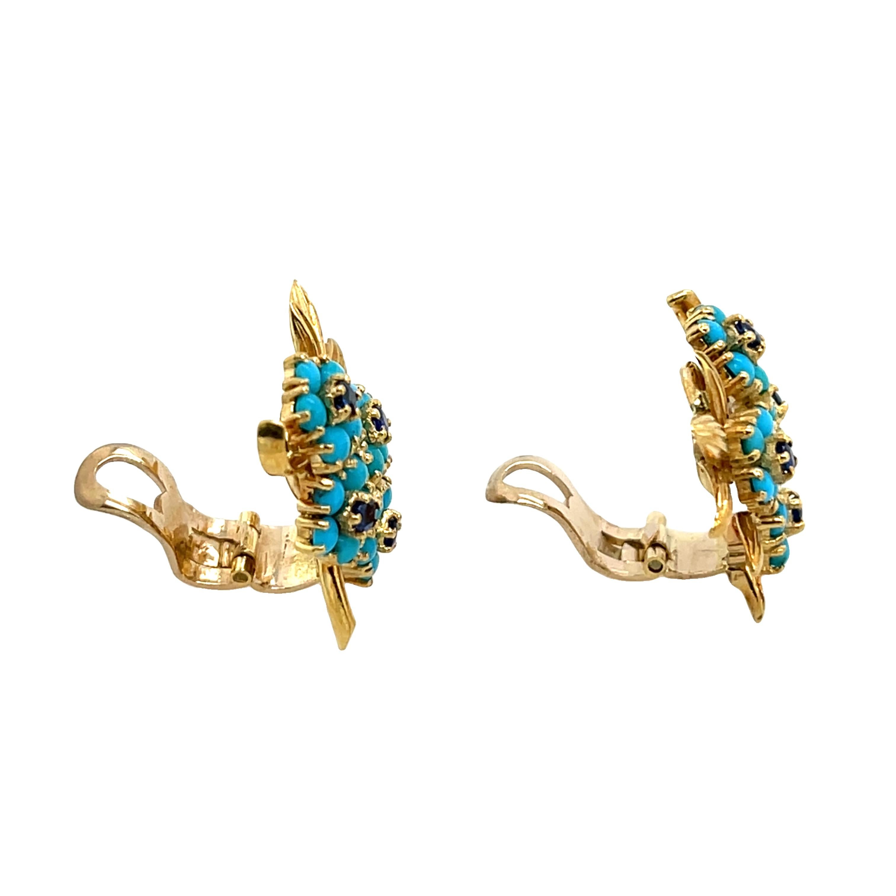 Taille ronde Boucles d'oreilles fleurs en or jaune 18ct avec turquoise et saphirs en vente