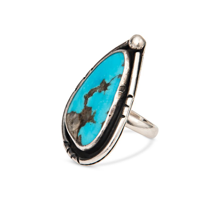 Dieser Ring im Vintage-Stil zeigt einen natürlichen Türkis, der in einer 