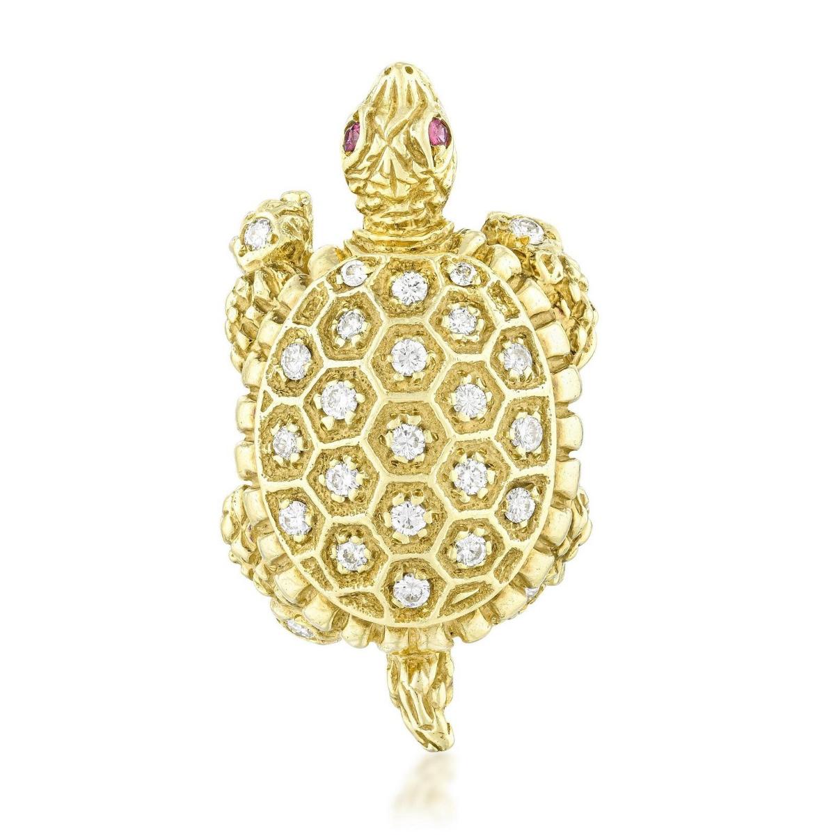 Vintage Turtle Diamond And Gold Ring/Pin In 18K Yellow Ring.  In Excellent Condition For Sale In New York, NY