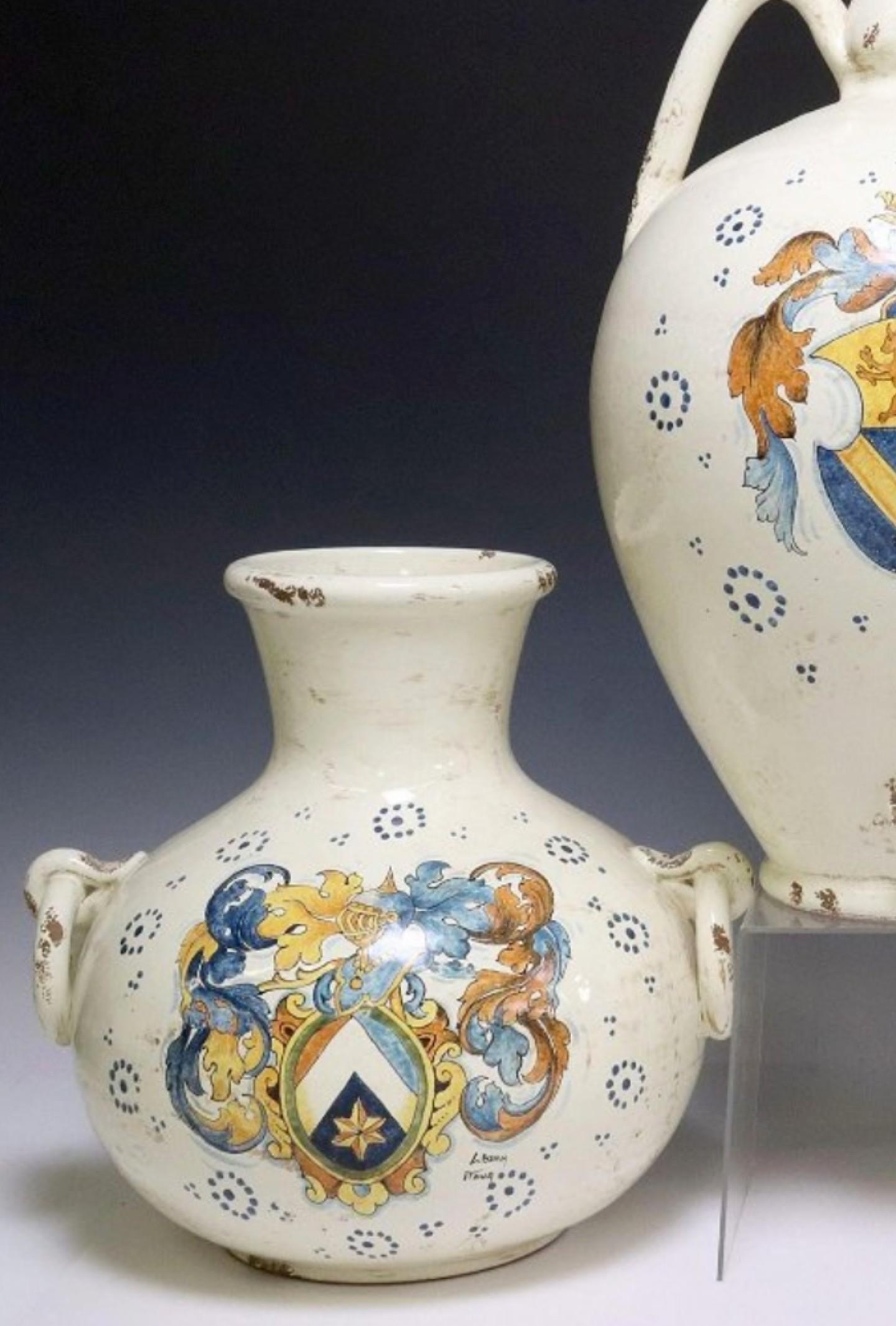 Vintage Toscana Pintado a mano Jarrón de mayólica Jarrón Garniture Set Firmado Leona Italia Hecho a mano en venta