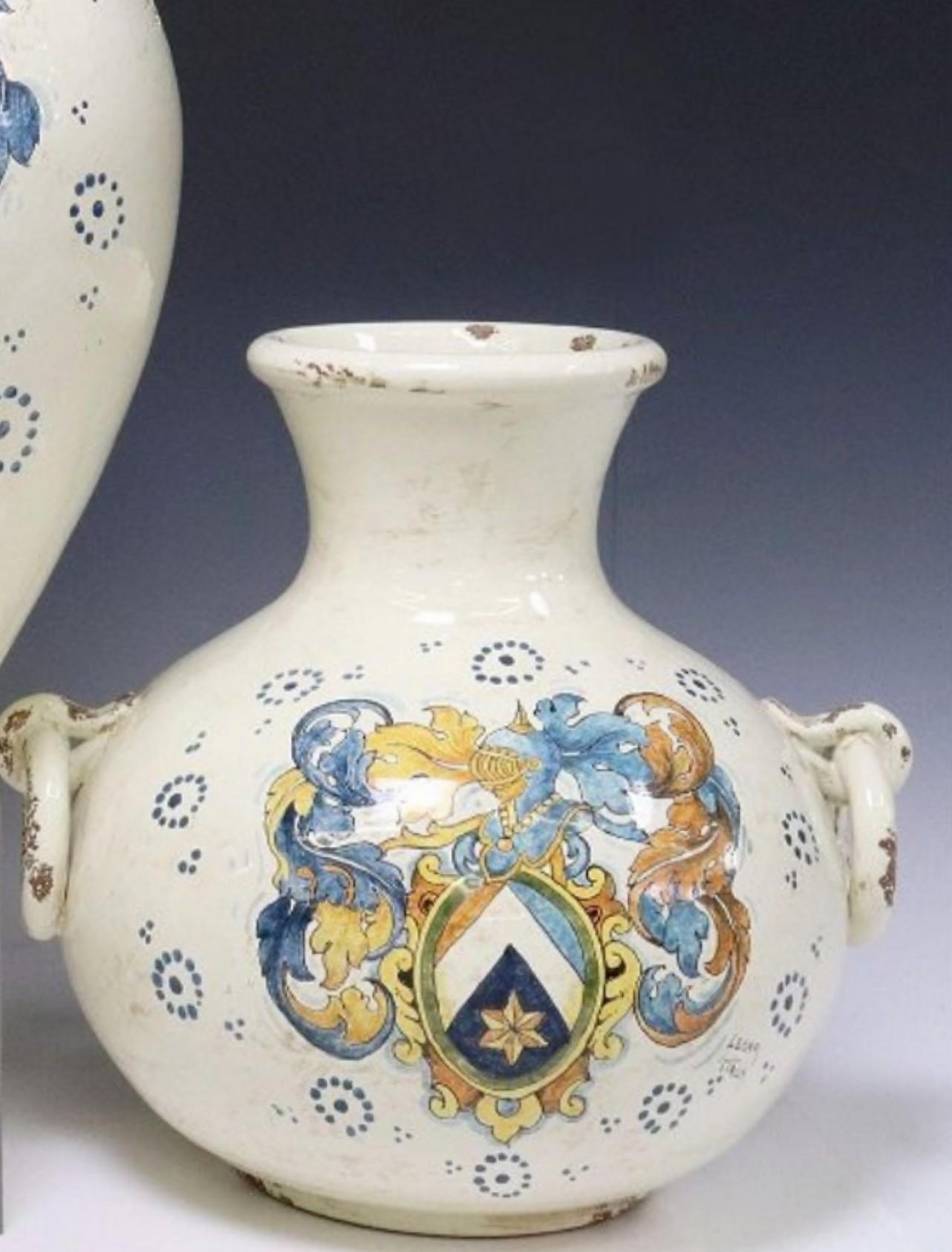 Vintage Toscana Pintado a mano Jarrón de mayólica Jarrón Garniture Set Firmado Leona Italia en Bueno estado para la venta en Forney, TX