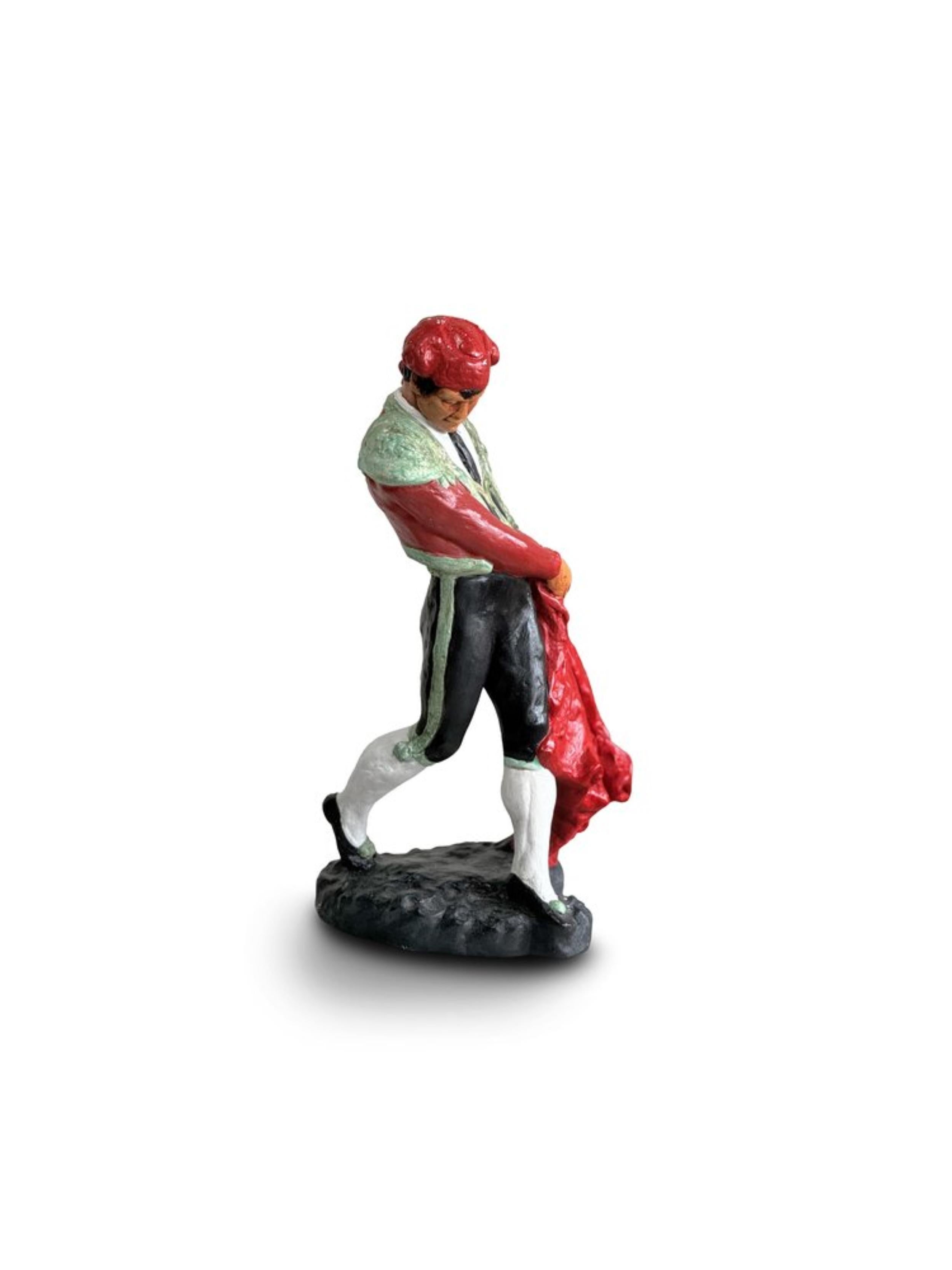 La figurine de torero vintage du studio Tuscany incarne l'essence de l'art traditionnel et l'importance culturelle associée à la tauromachie en Toscane. fabriquée avec des détails complexes et un savoir-faire expert, cette figurine capture l'esprit