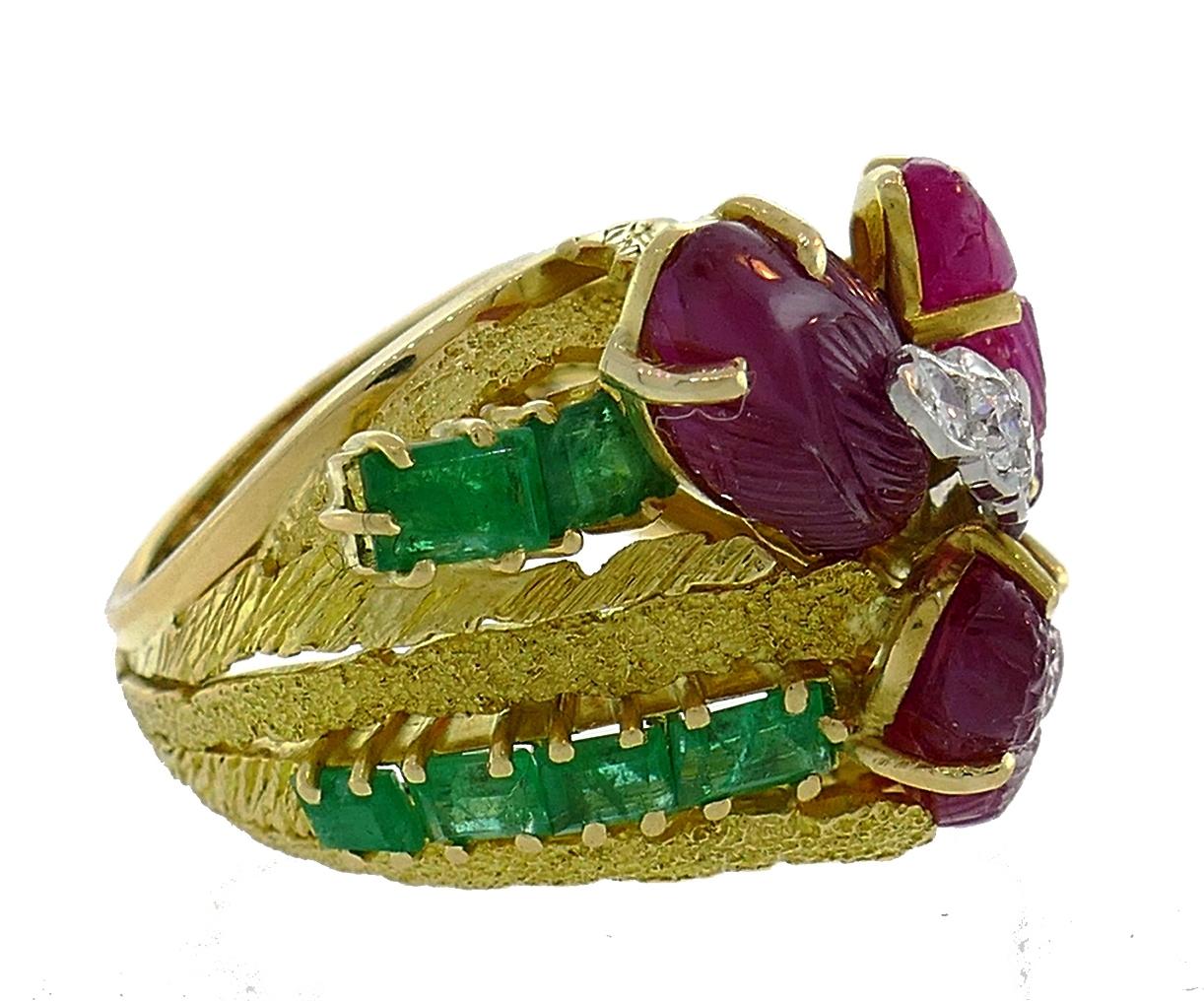 Vintage Tutti-Frutti Gold Ring Diamond Emerald Carved Ruby, 1950s In Good Condition In Beverly Hills, CA