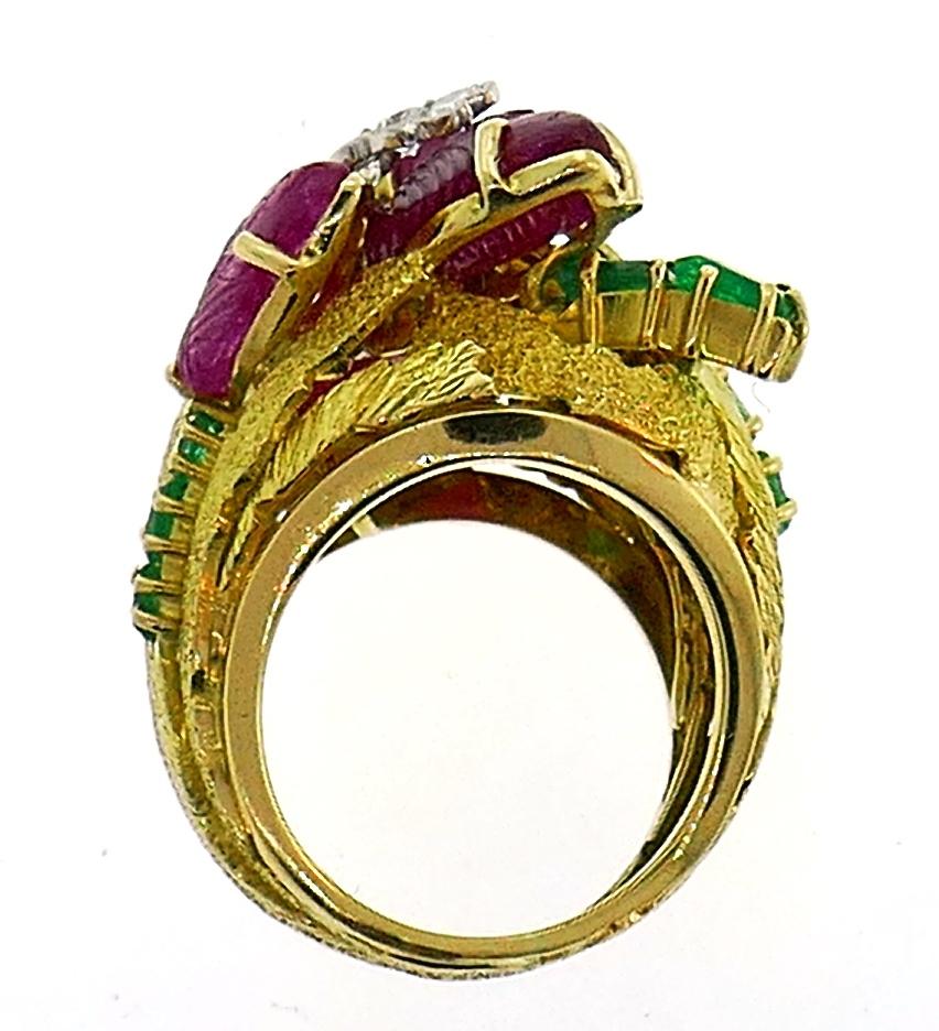 Vintage Tutti-Frutti Gold Ring Diamond Emerald Carved Ruby, 1950s In Good Condition For Sale In Beverly Hills, CA