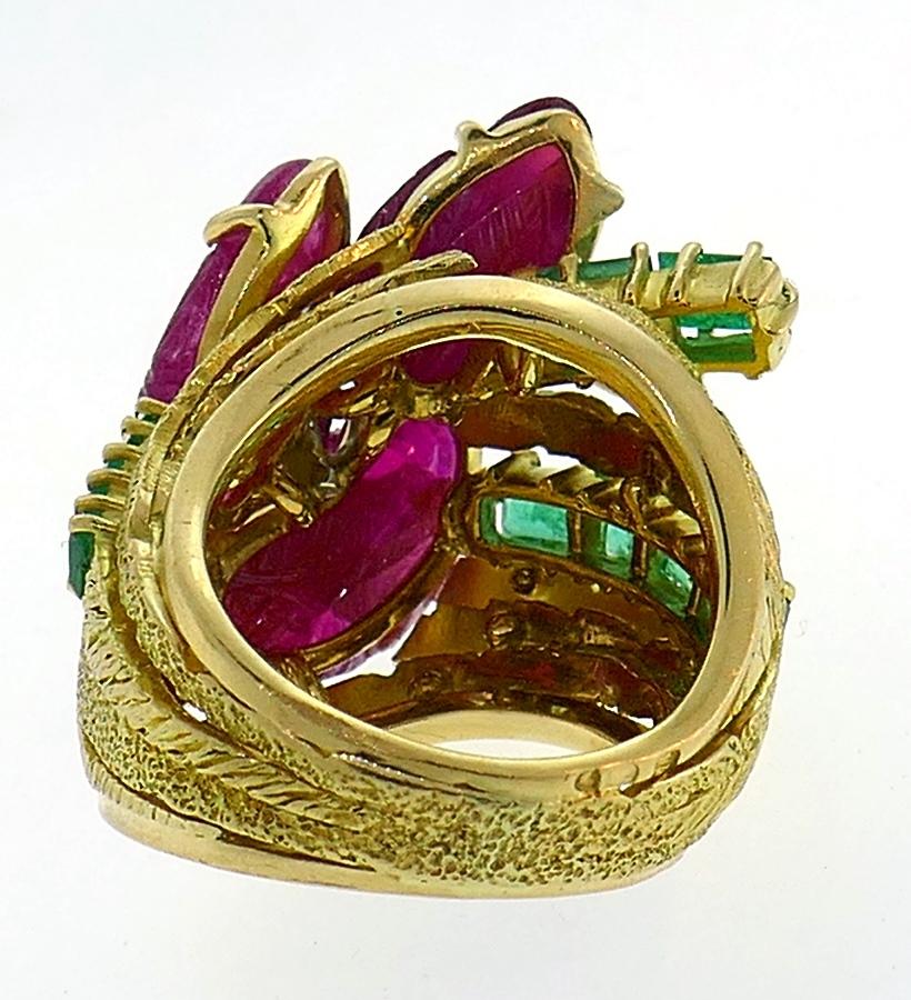 Women's or Men's Vintage Tutti-Frutti Gold Ring Diamond Emerald Carved Ruby, 1950s For Sale