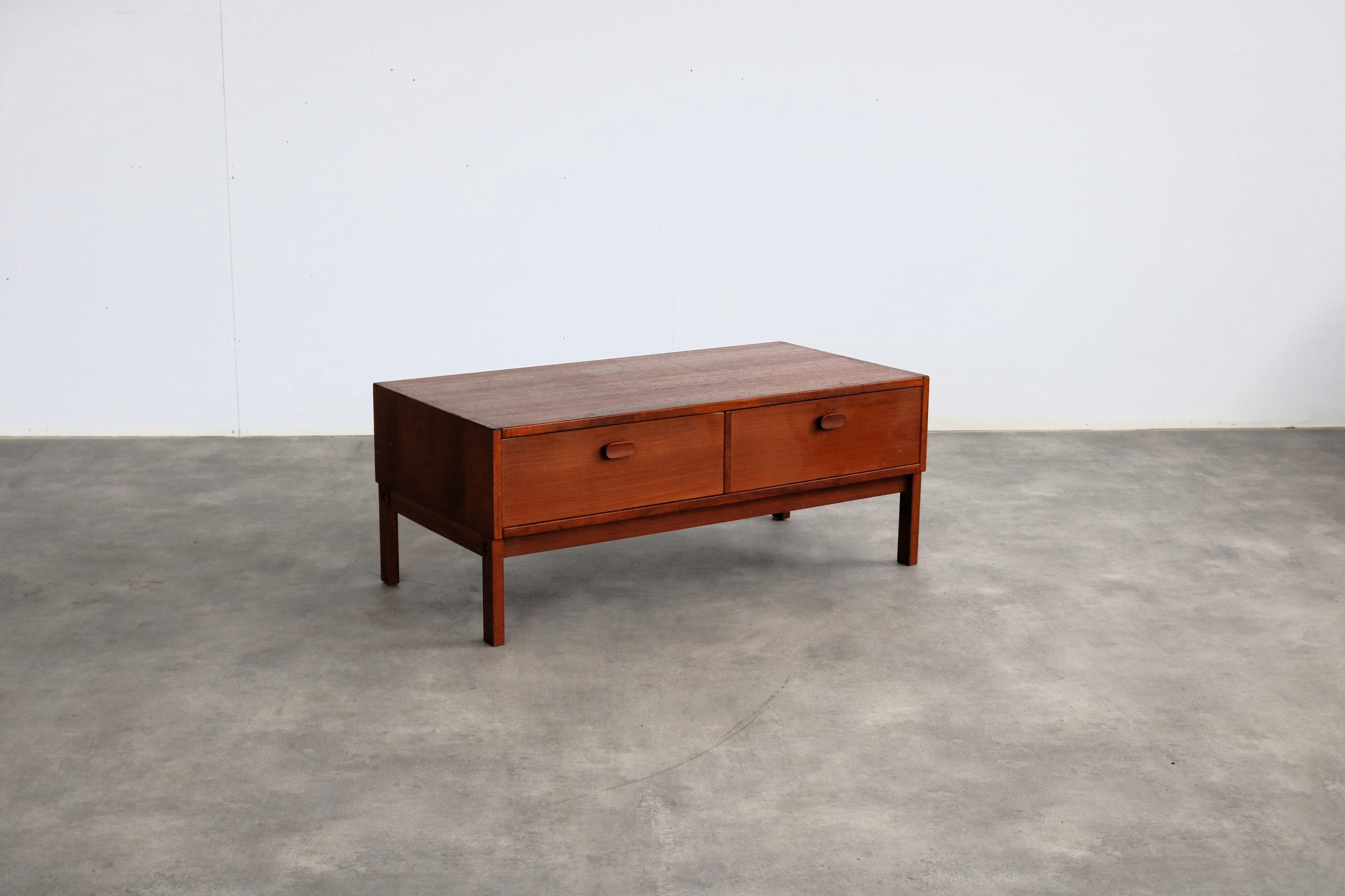 vintage TV cabinet  chest of drawers  Ulferts 

period  60's
design  Ulferts  Sweden
condition  good  light signs of use
size  40 x 100 x 50 (hxwxd)

details  teak;

article number  2536