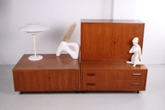 Vintage-Vintage-Tischmöbel mit zwei Schubladen und drei separaten Schränke mit Metallbeinen
