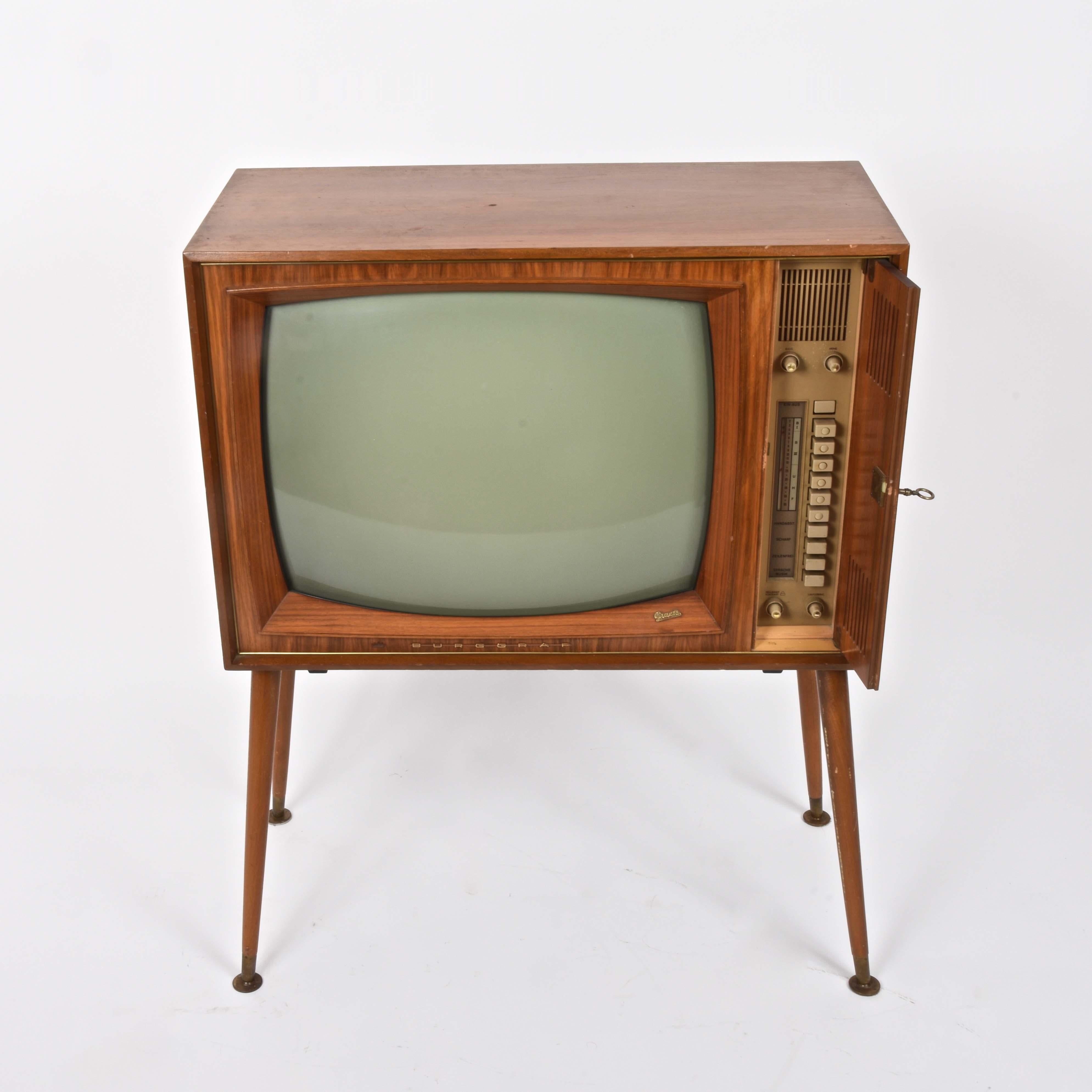 Beautiful Graetz Burggraf furniture TV set.
We do not know if the television is functioning. It has not been rewired.
A piece that enriches any environment.