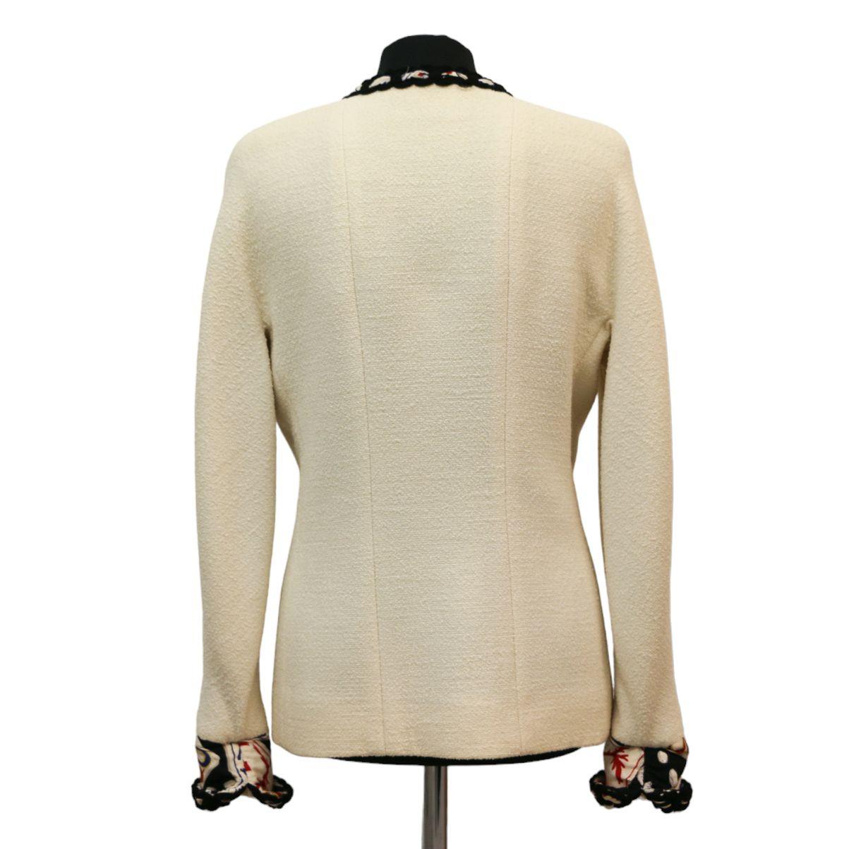 Magnifique veste VINTAGE Chanel de la Collectional de 1989 en taille 40 (fr).
Fabriqué en France, en tweed, avec une doublure en soie ; dans les coloris blanc, noir, bleu et rouge.
Dimensions : Epaules : 40cm, dessous de poitrine : 45cm, Hauteur :