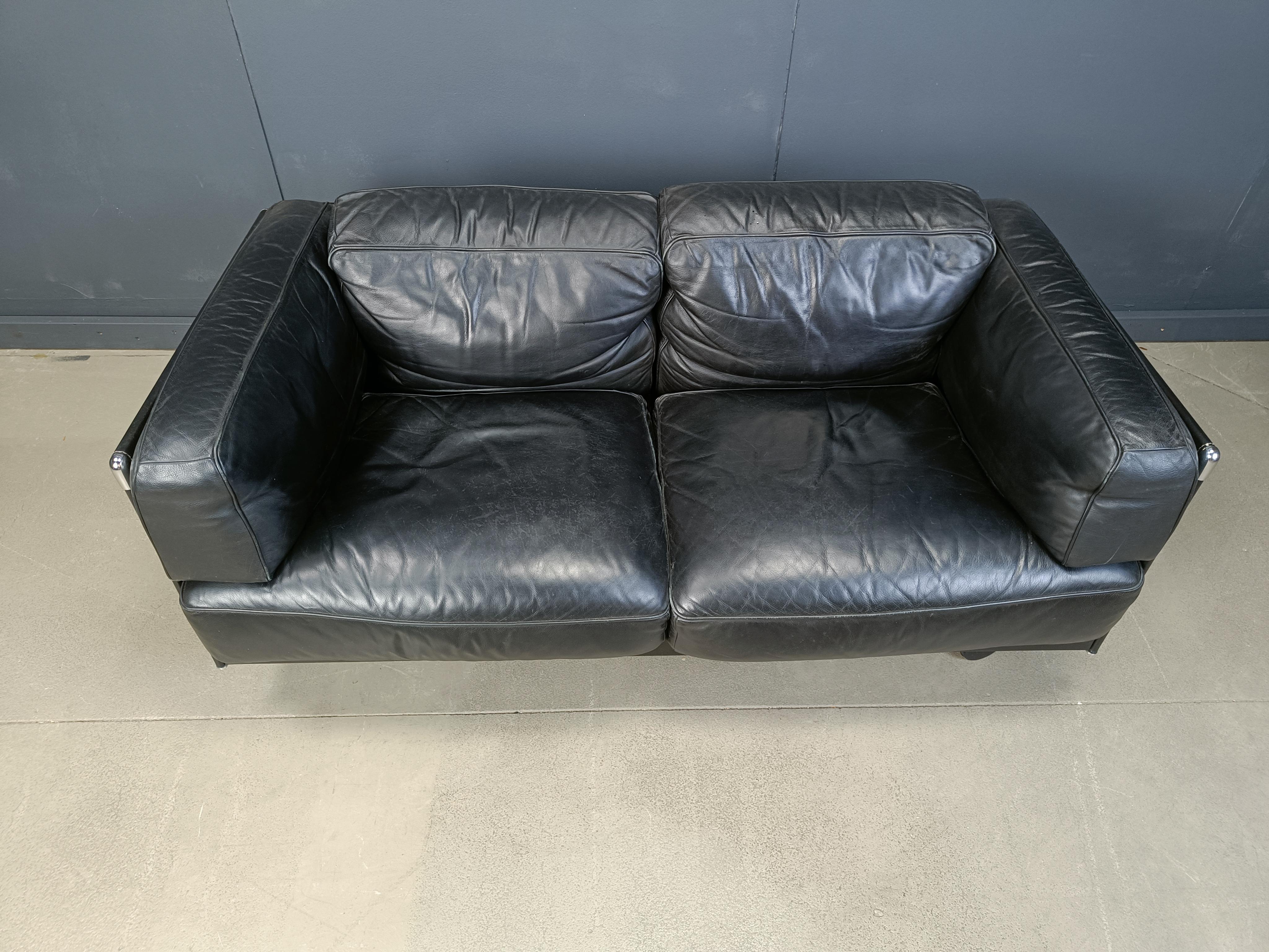 Beautiful, timeless design sofa designed by Pierluigi Cerri and manufactured by Poltrona Frau.

This hand stiched leather sofa is very comfortable, with chromed details and front casters.

Makers mark stamped in the back and under the