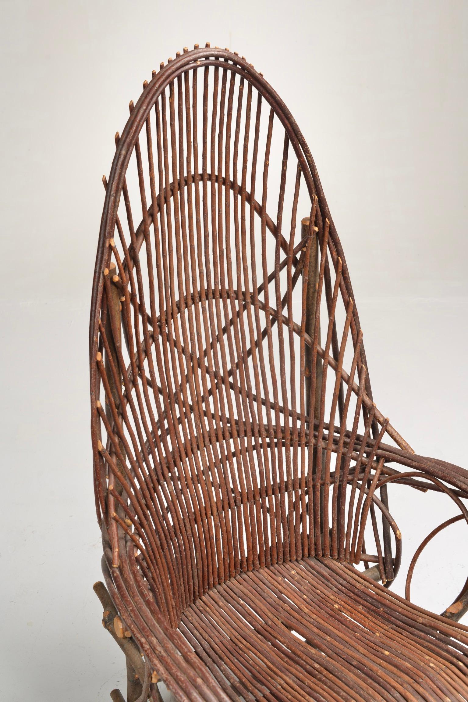 Silla moderna ecológica fabricada con palos y ramas de sauce sin procesar. Esta pieza increíblemente única está hecha a mano con los mejores materiales estadounidenses. Debido a su naturaleza y al uso de materias primas, esta pieza es realmente