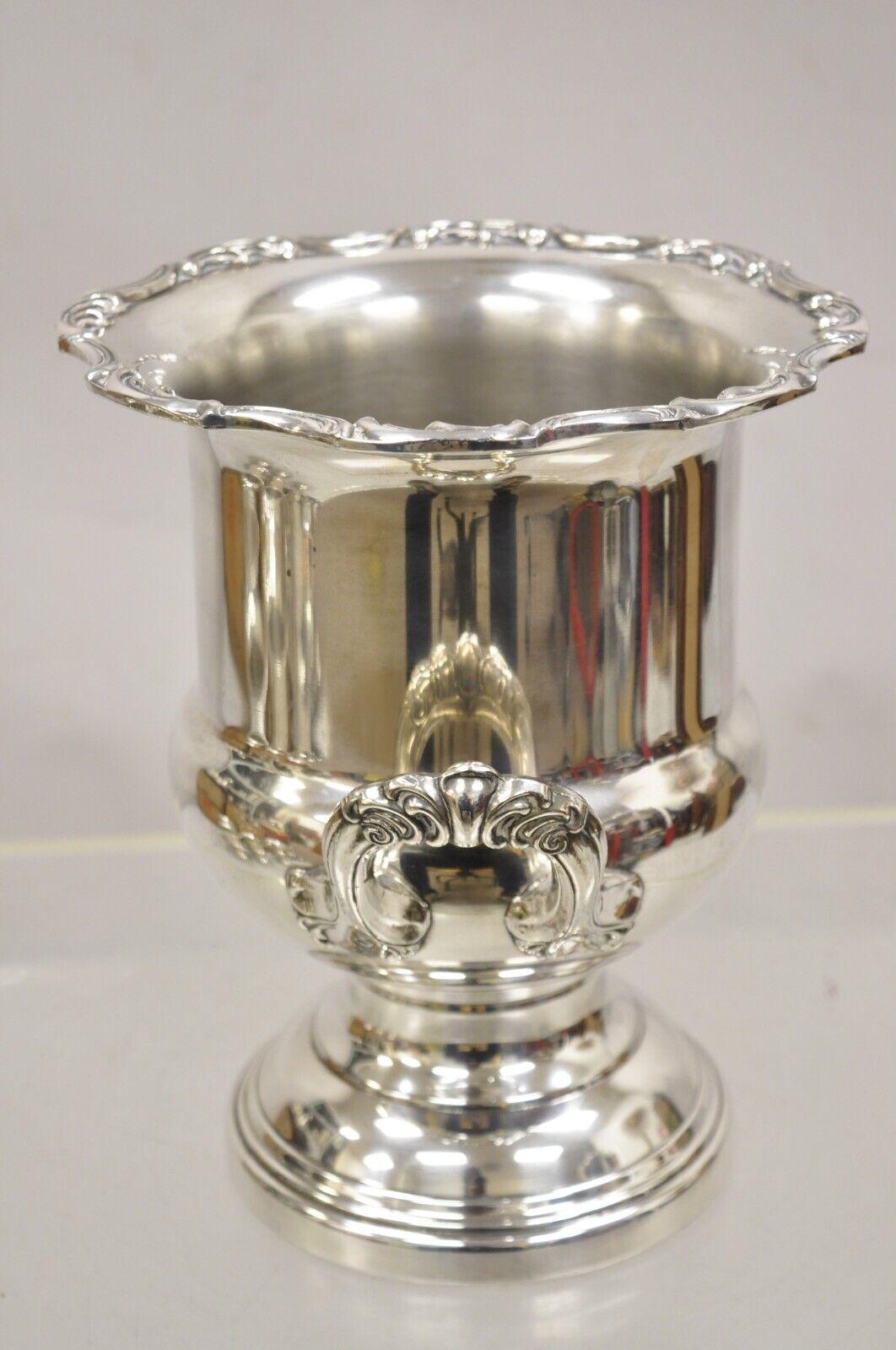 Vintage Twin Handle Silver Plated Trophy Cup Champagne Chiller Ice Bucket. CIRCA Mitte bis Ende des 20. Jahrhunderts. Abmessungen: 10