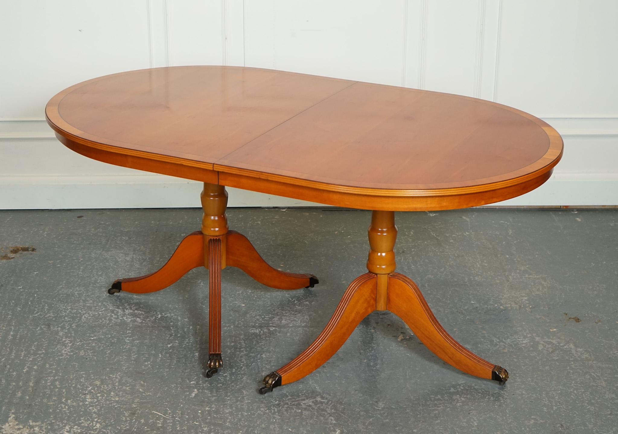 
Wir freuen uns, Ihnen den Vintage Twin Pedestal Yew Wood Extending Dining Table anbieten zu können.

Der ausziehbare Esstisch mit zwei Sockeln aus Eibenholz im Vintage-Stil ist ein wunderschönes und funktionelles Möbelstück, das bequem Platz für 6