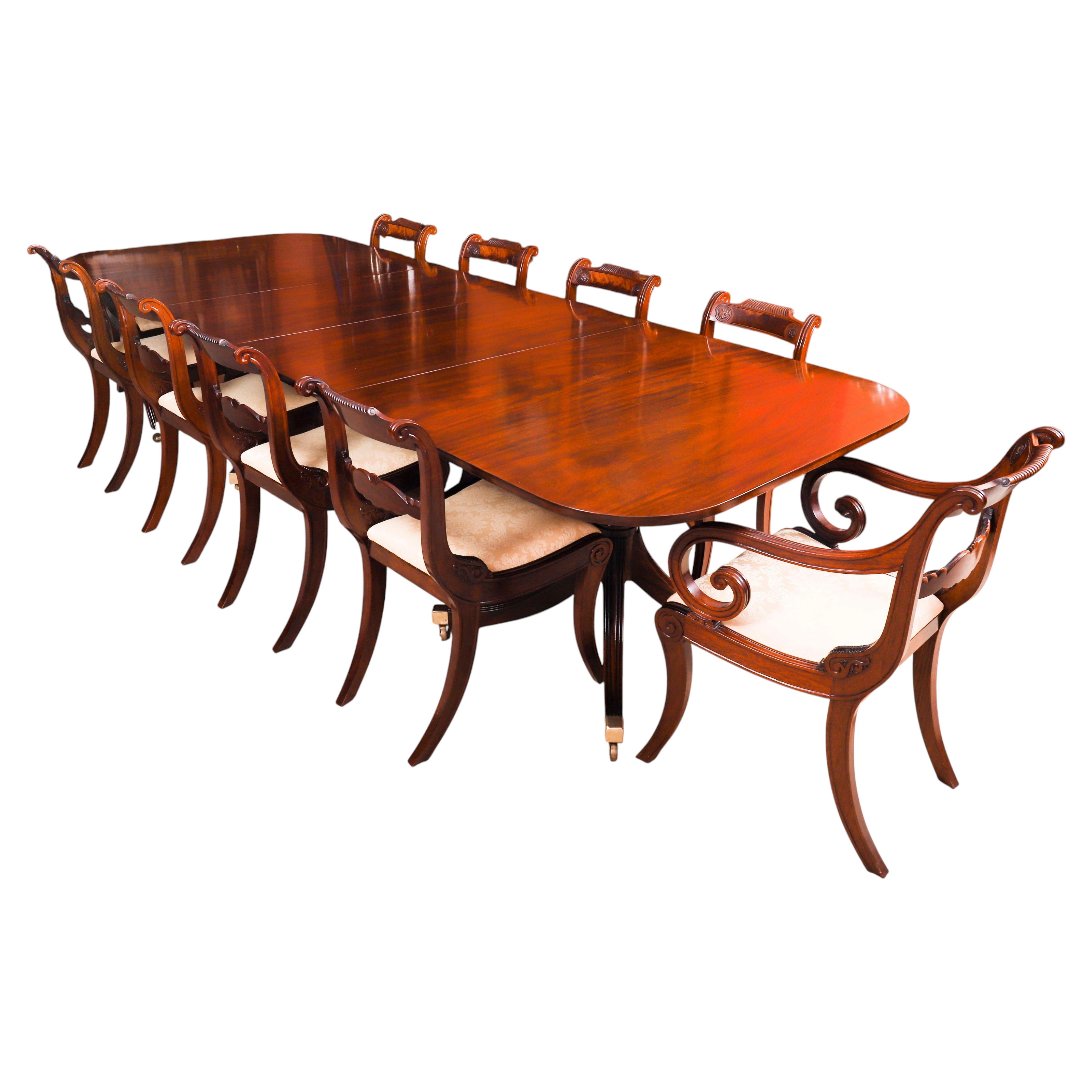 Table de salle à manger vintage à deux pieds centraux et 10 chaises, par William Tillman, XXe siècle