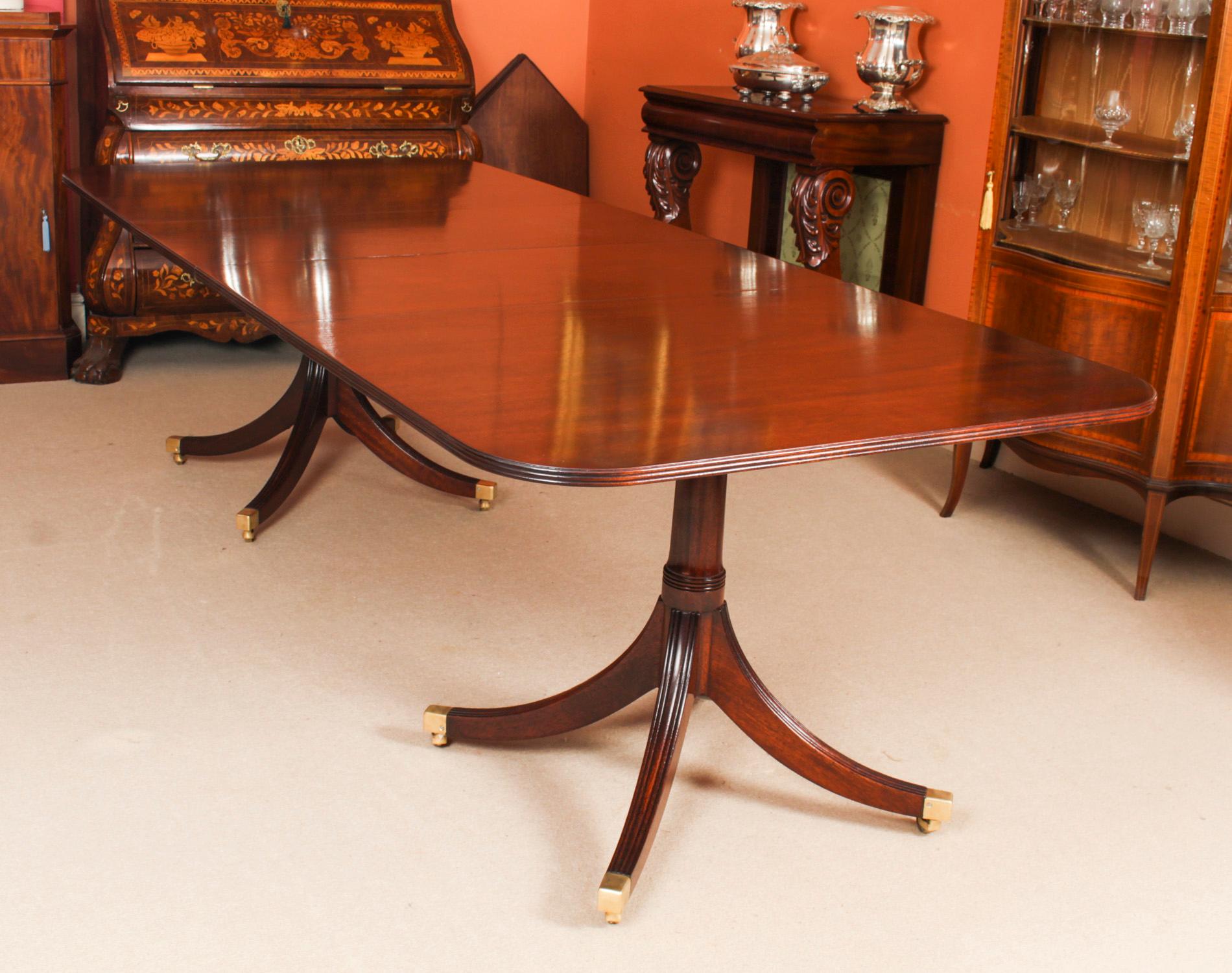 Vintage Twin Pillar Dining Table by William Tillman 20C & 8 Chairs 19th C In Good Condition In London, GB