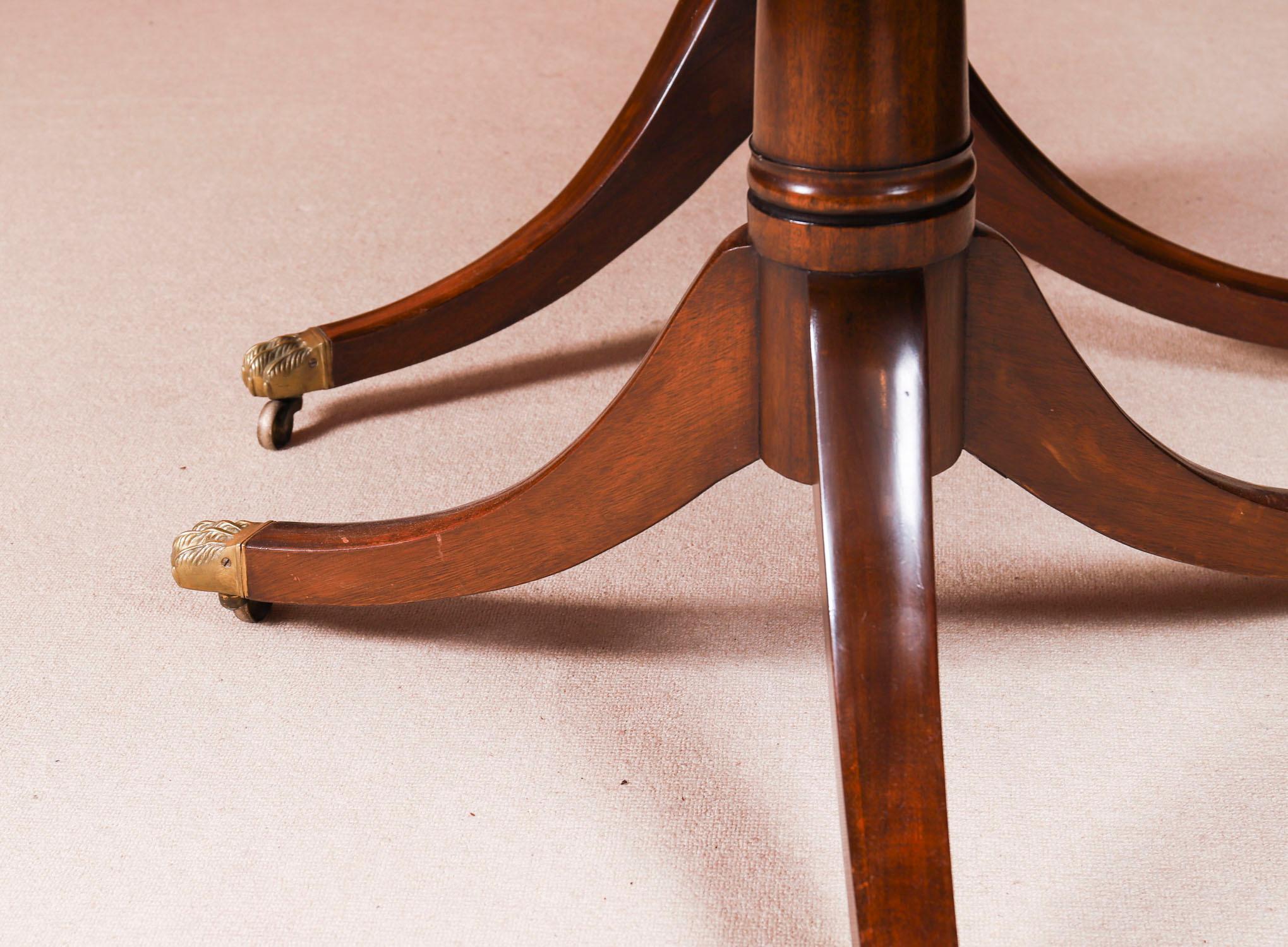 Vintage Twin Pillar Mahogany Dining Table & 12 Hepplewhite Chairs 20th Century en vente 4
