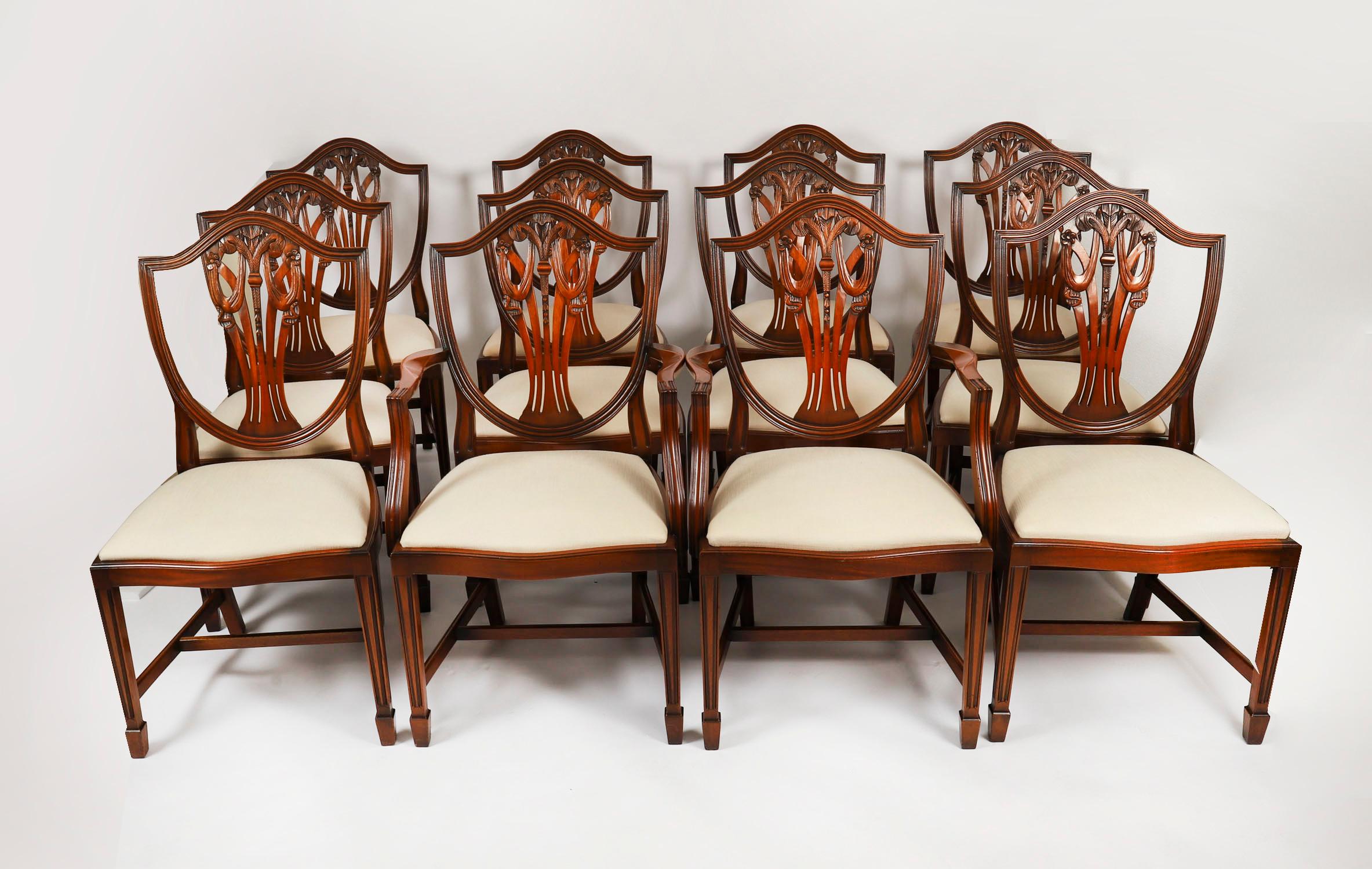 Vintage Twin Pillar Mahogany Dining Table & 12 Hepplewhite Chairs 20th Century en vente 6