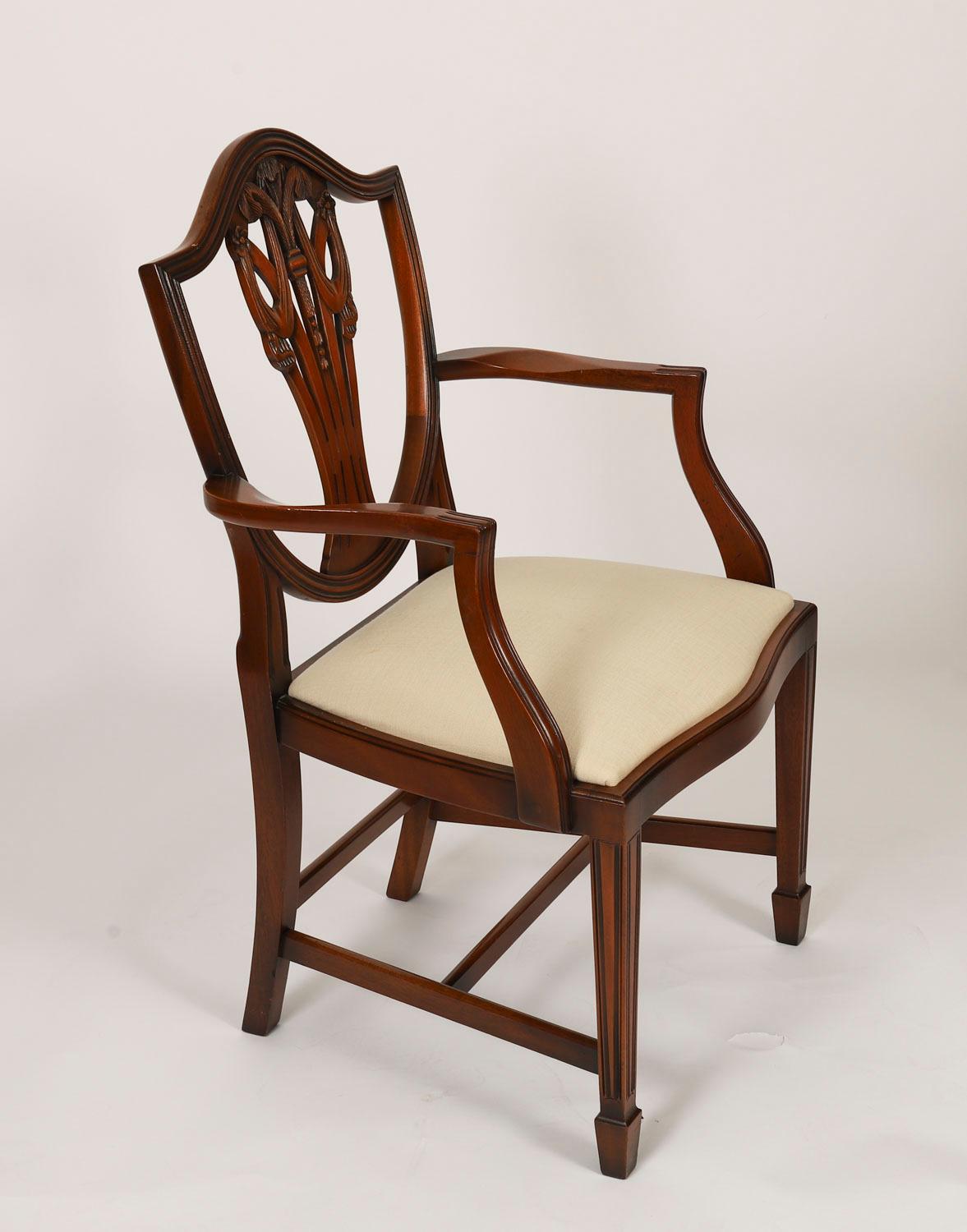 Vintage Twin Pillar Mahogany Dining Table & 12 Hepplewhite Chairs 20th Century en vente 7