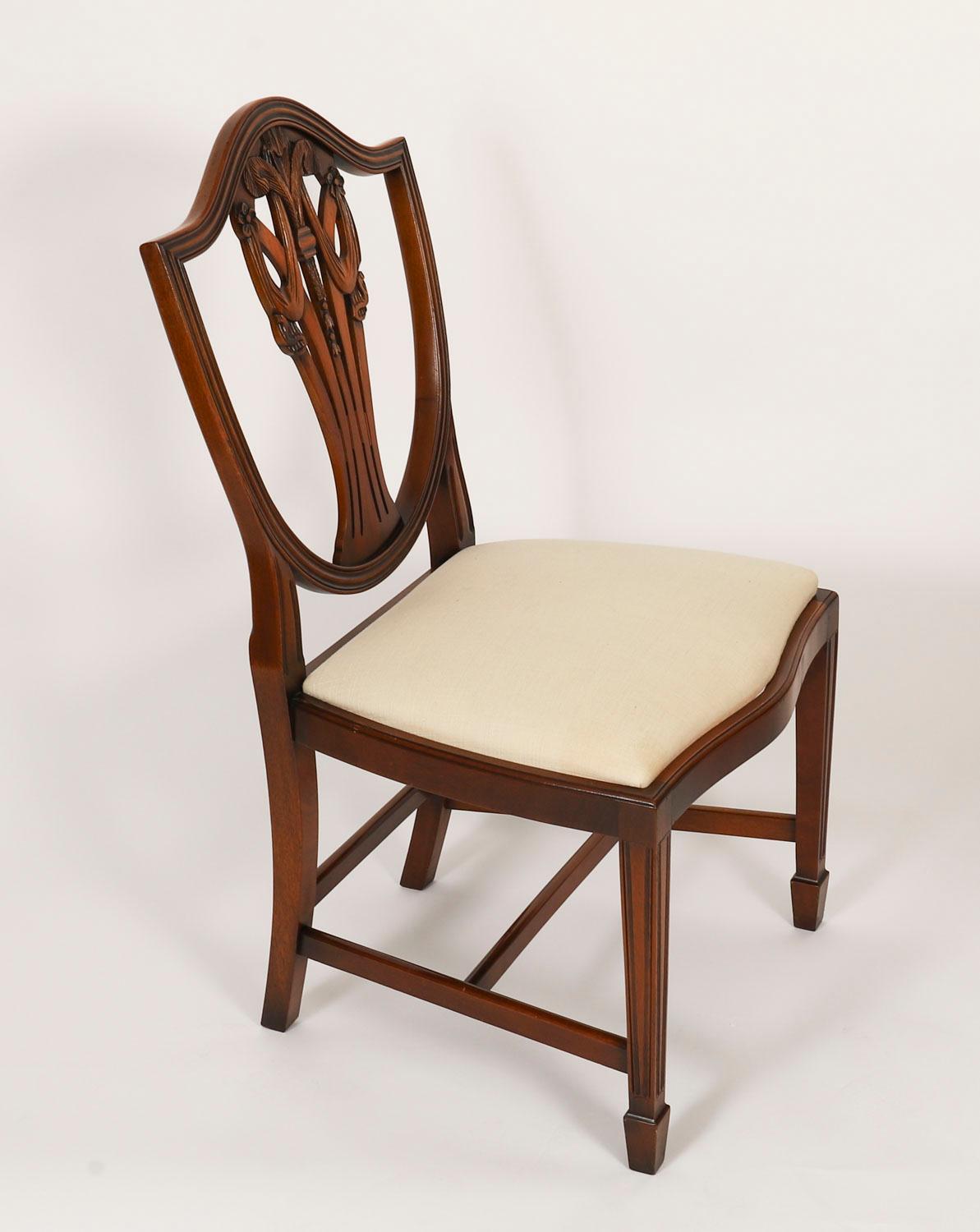 Vintage Twin Pillar Mahogany Dining Table & 12 Hepplewhite Chairs 20th Century en vente 9