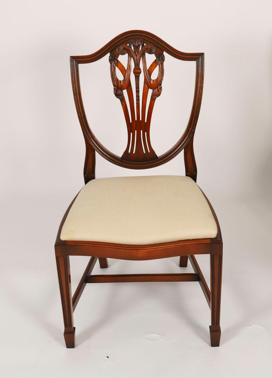 Vintage Twin Pillar Mahogany Dining Table & 12 Hepplewhite Chairs 20th Century en vente 10
