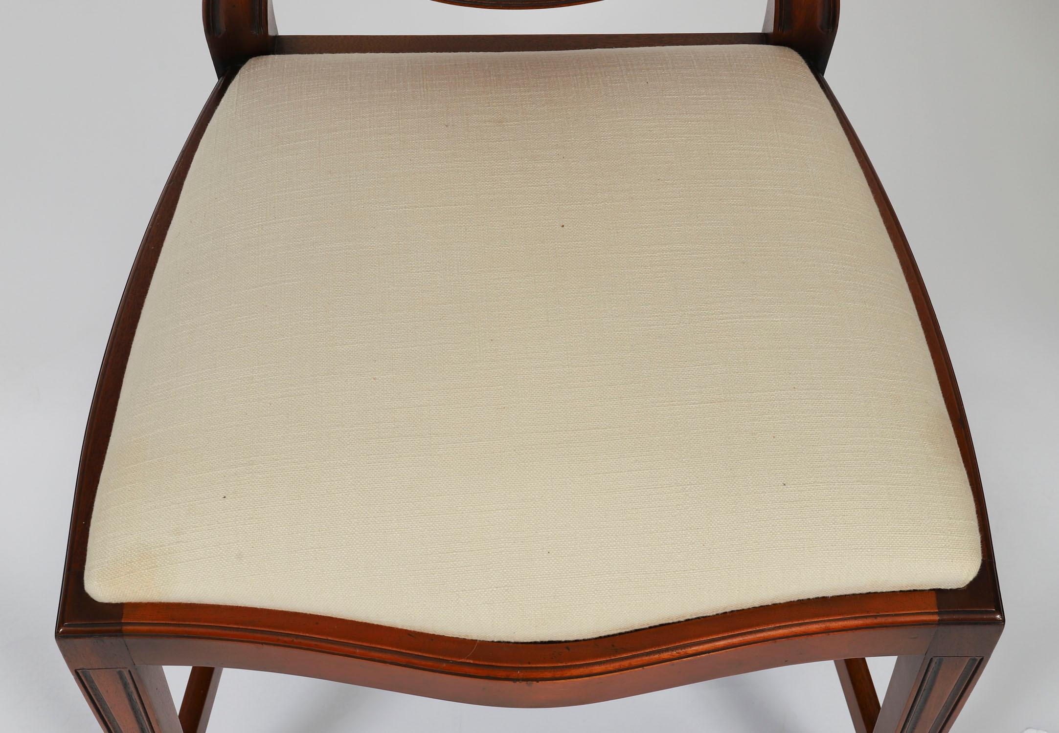 Vintage Twin Pillar Mahogany Dining Table & 12 Hepplewhite Chairs 20th Century en vente 11