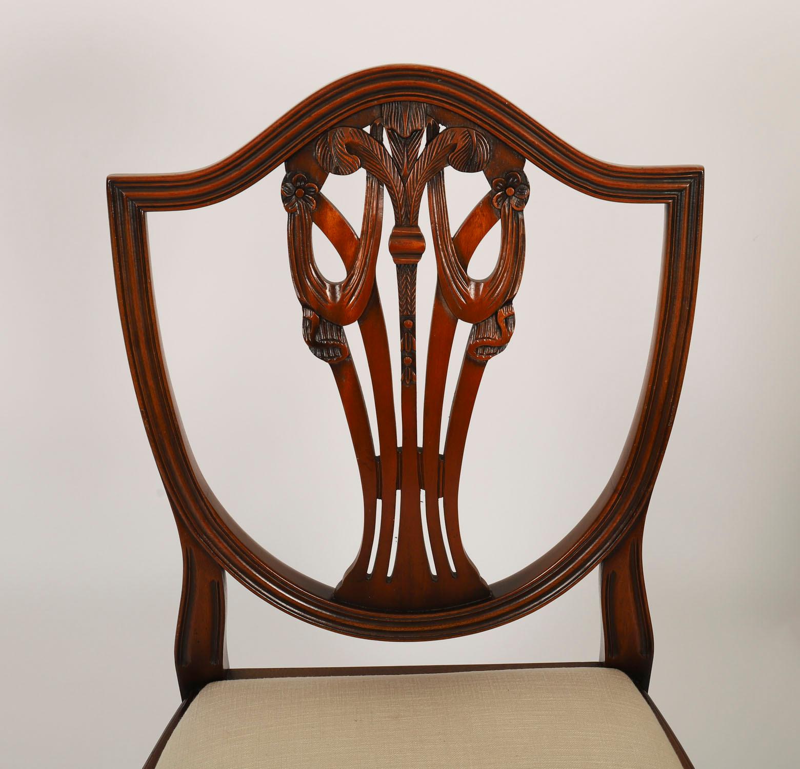 Vintage Twin Pillar Mahogany Dining Table & 12 Hepplewhite Chairs 20th Century en vente 12
