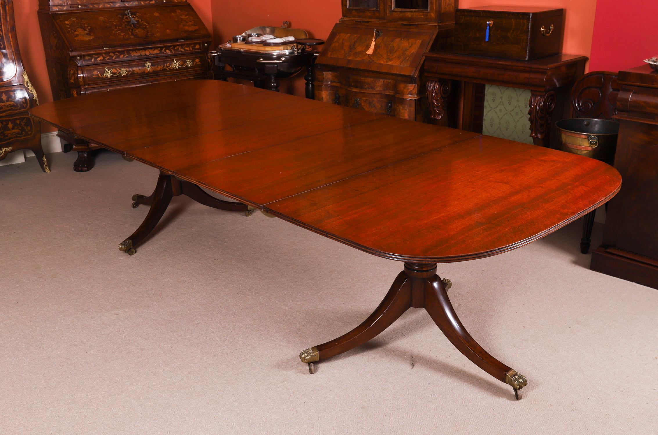 George III Vintage Twin Pillar Mahogany Dining Table & 12 Hepplewhite Chairs 20th Century en vente