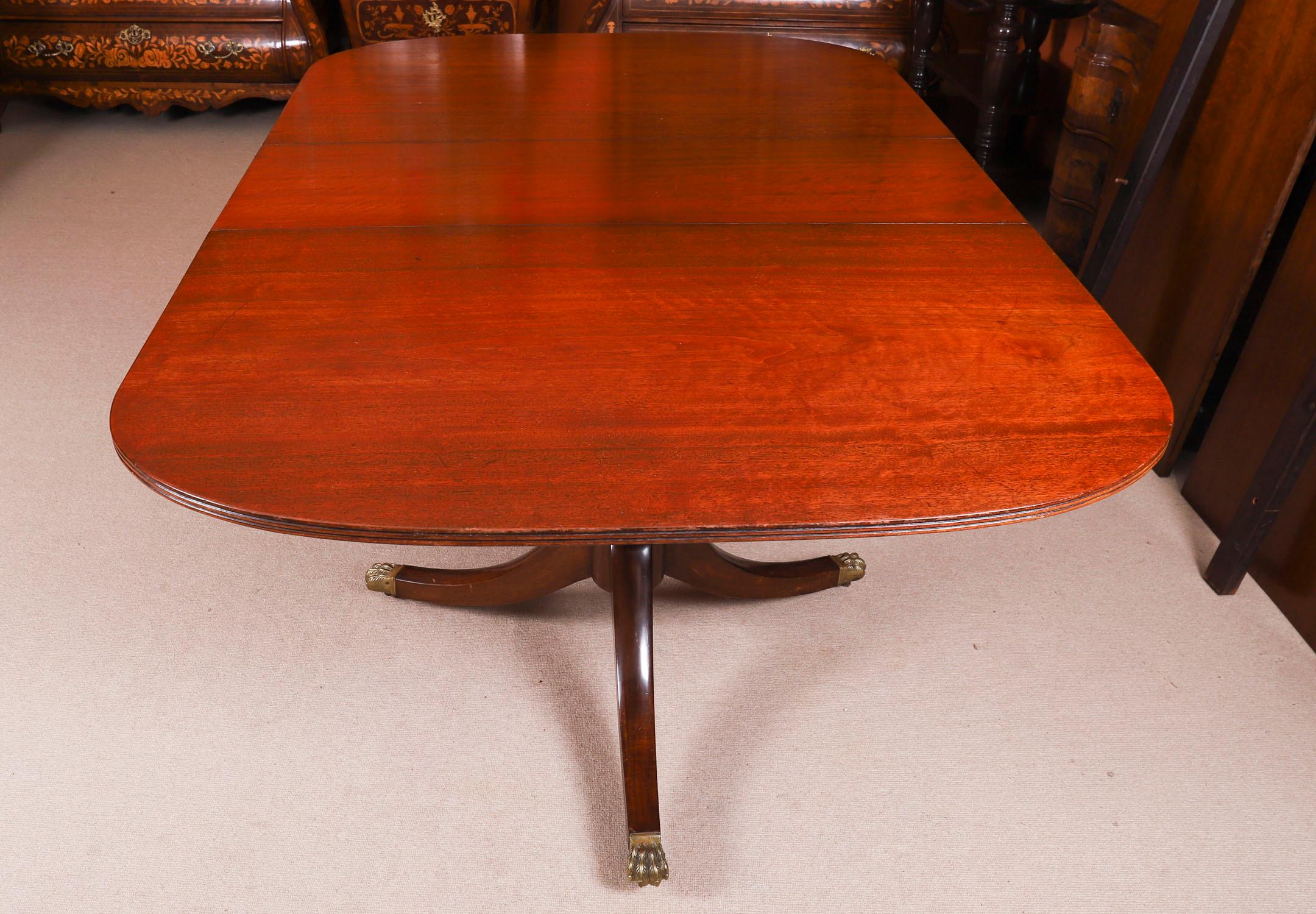 20ième siècle Vintage Twin Pillar Mahogany Dining Table & 12 Hepplewhite Chairs 20th Century en vente