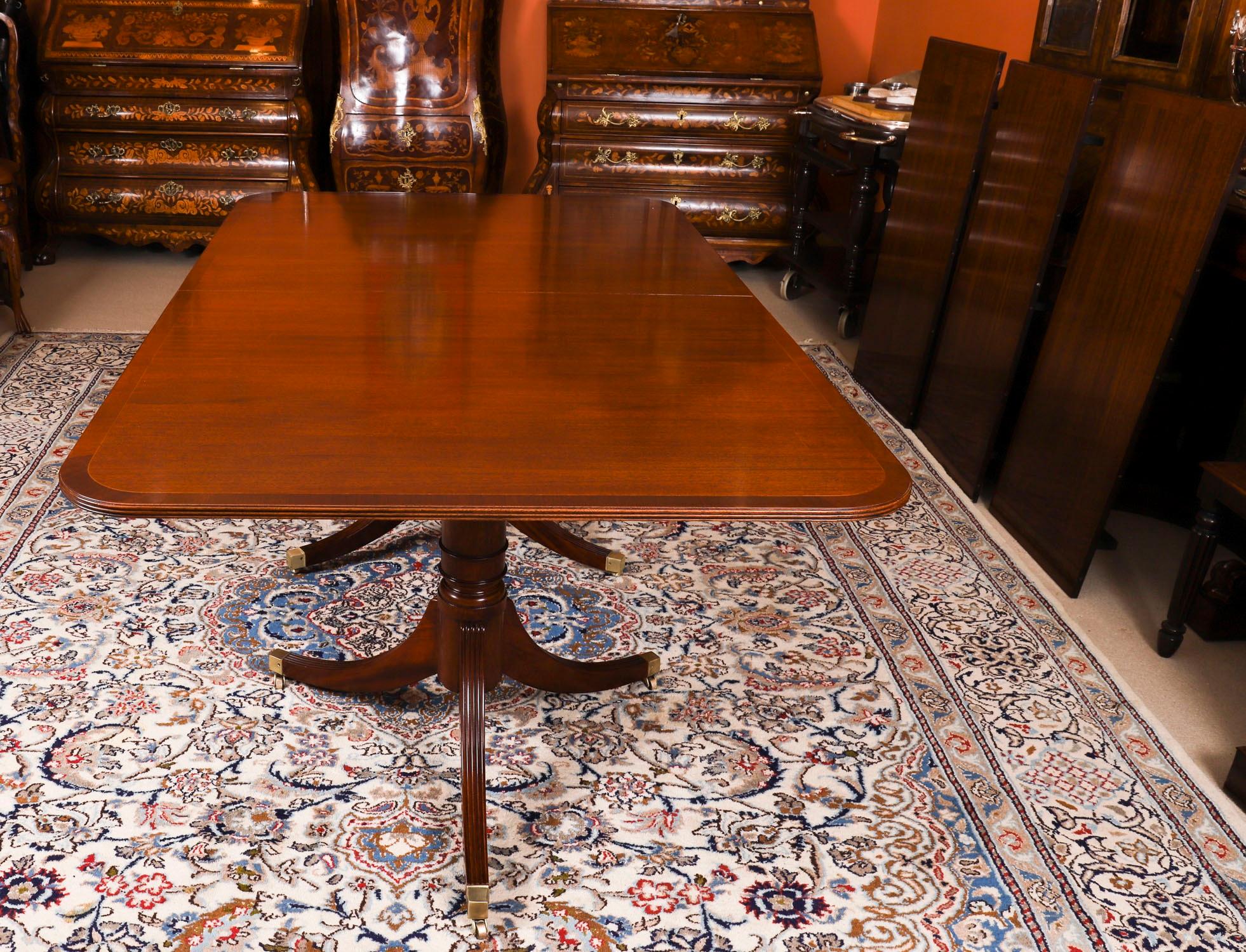 Table de salle à manger vintage à deux piliers en acajou et 12 chaises Regency Revival20thCentury en vente 3