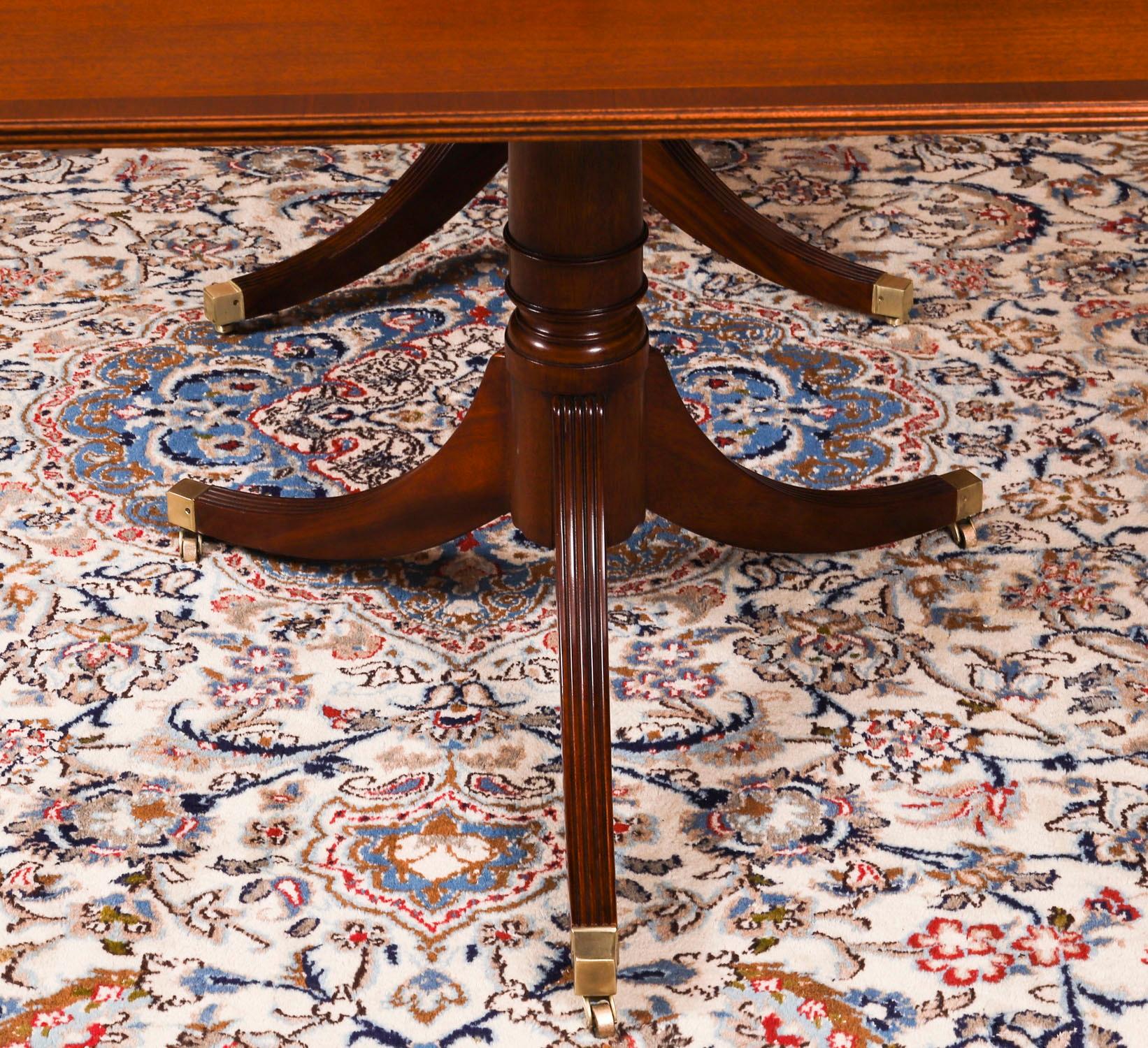 Table de salle à manger vintage à deux piliers en acajou et 12 chaises Regency Revival20thCentury en vente 4