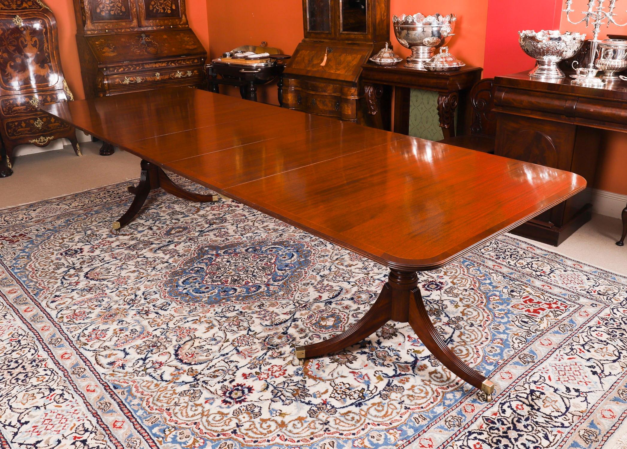 George III Table de salle à manger vintage à deux piliers en acajou et 12 chaises Regency Revival20thCentury en vente