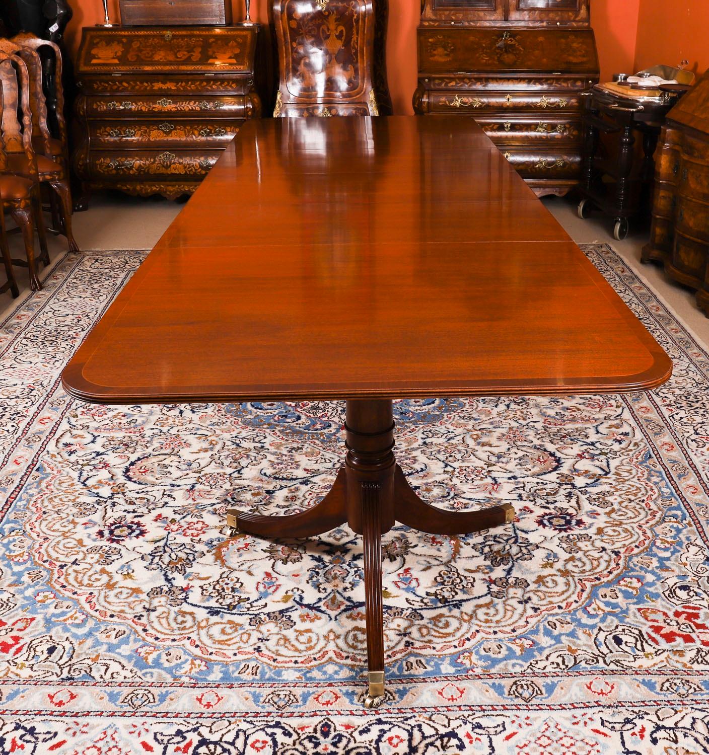 Anglais Table de salle à manger vintage à deux piliers en acajou et 12 chaises Regency Revival20thCentury en vente