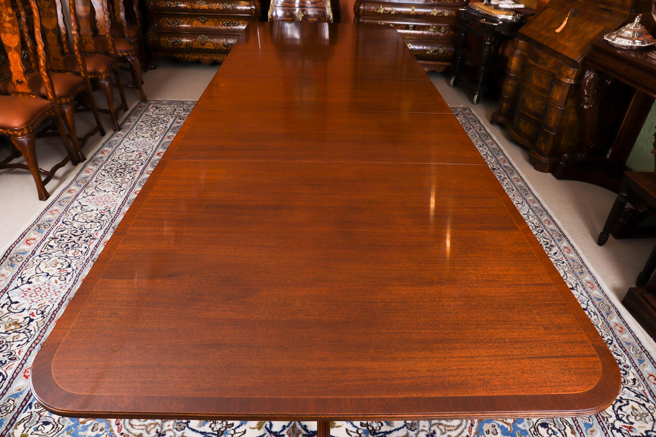 Table de salle à manger vintage à deux piliers en acajou et 12 chaises Regency Revival20thCentury Bon état - En vente à London, GB