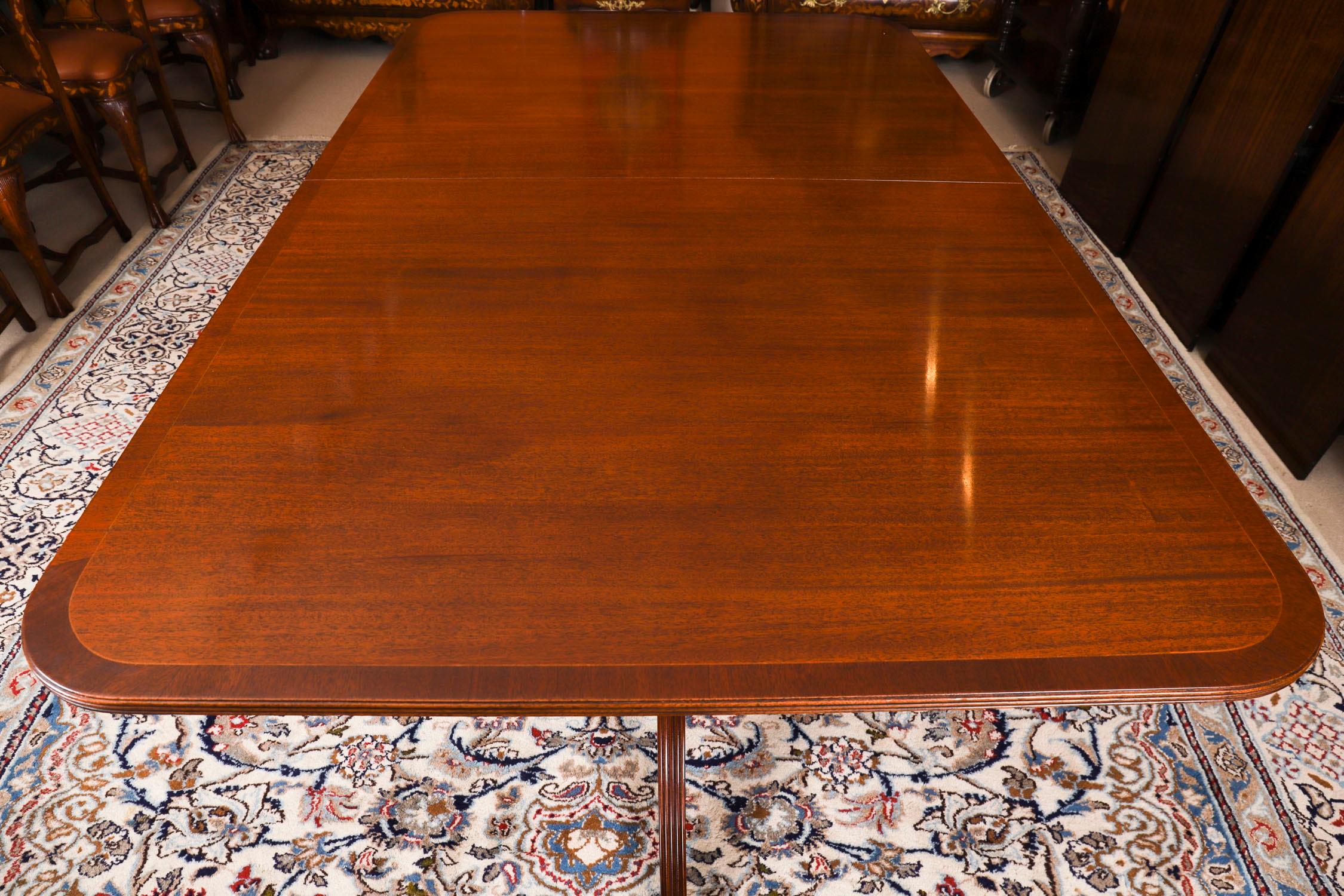 20ième siècle Table de salle à manger vintage à deux piliers en acajou et 12 chaises Regency Revival20thCentury en vente