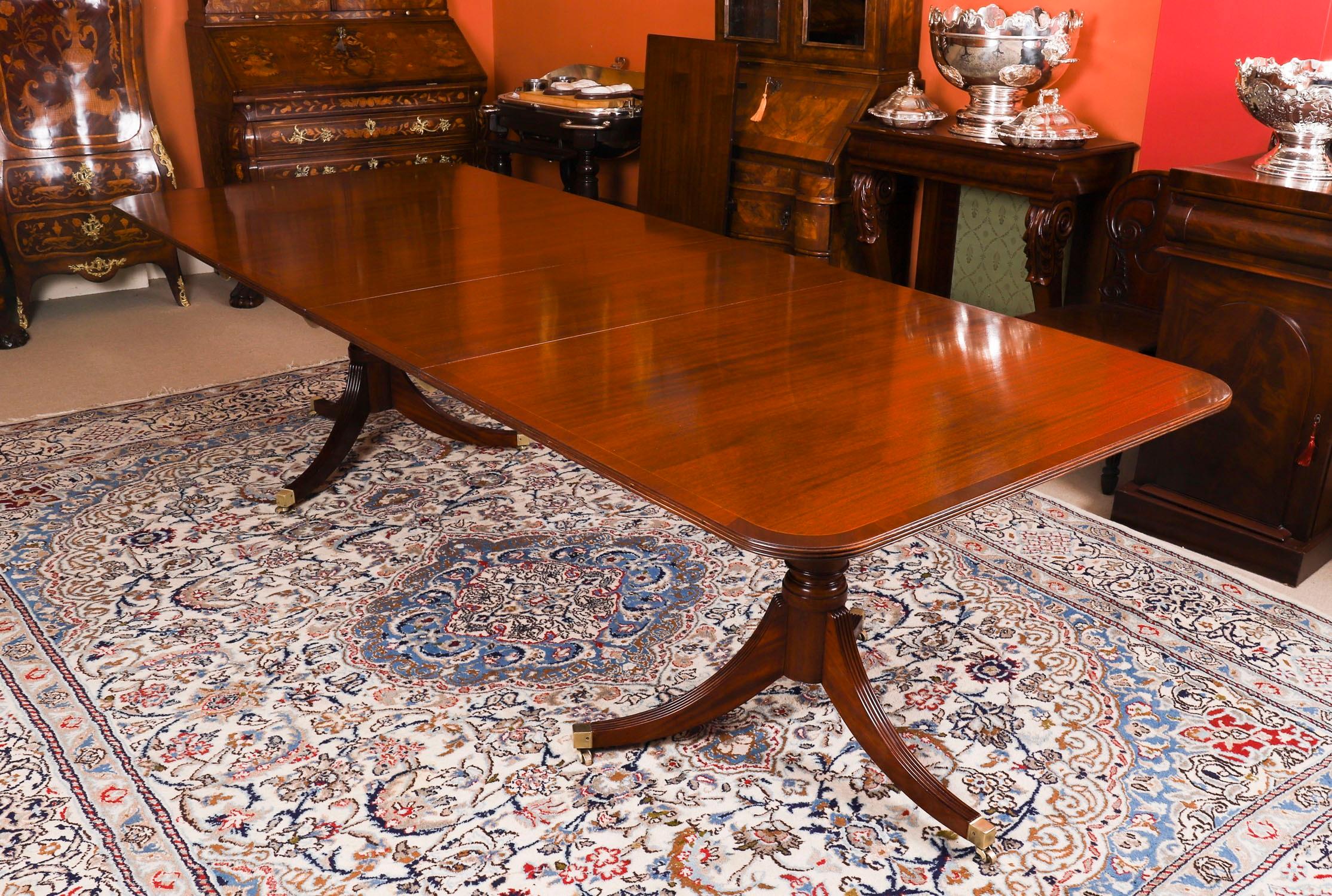 Acajou Table de salle à manger vintage à deux piliers en acajou et 12 chaises Regency Revival20thCentury en vente