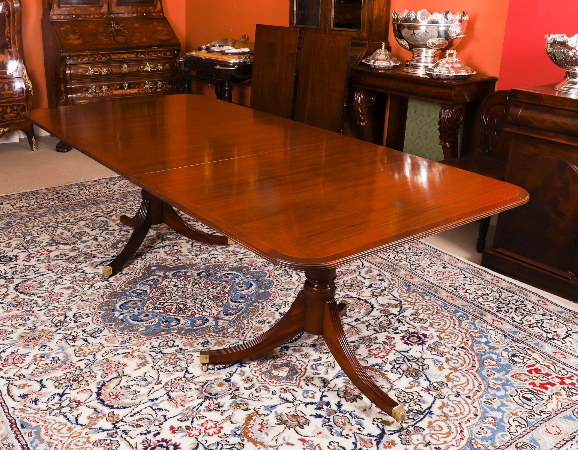 Table de salle à manger vintage à deux piliers en acajou et 12 chaises Regency Revival20thCentury en vente 1