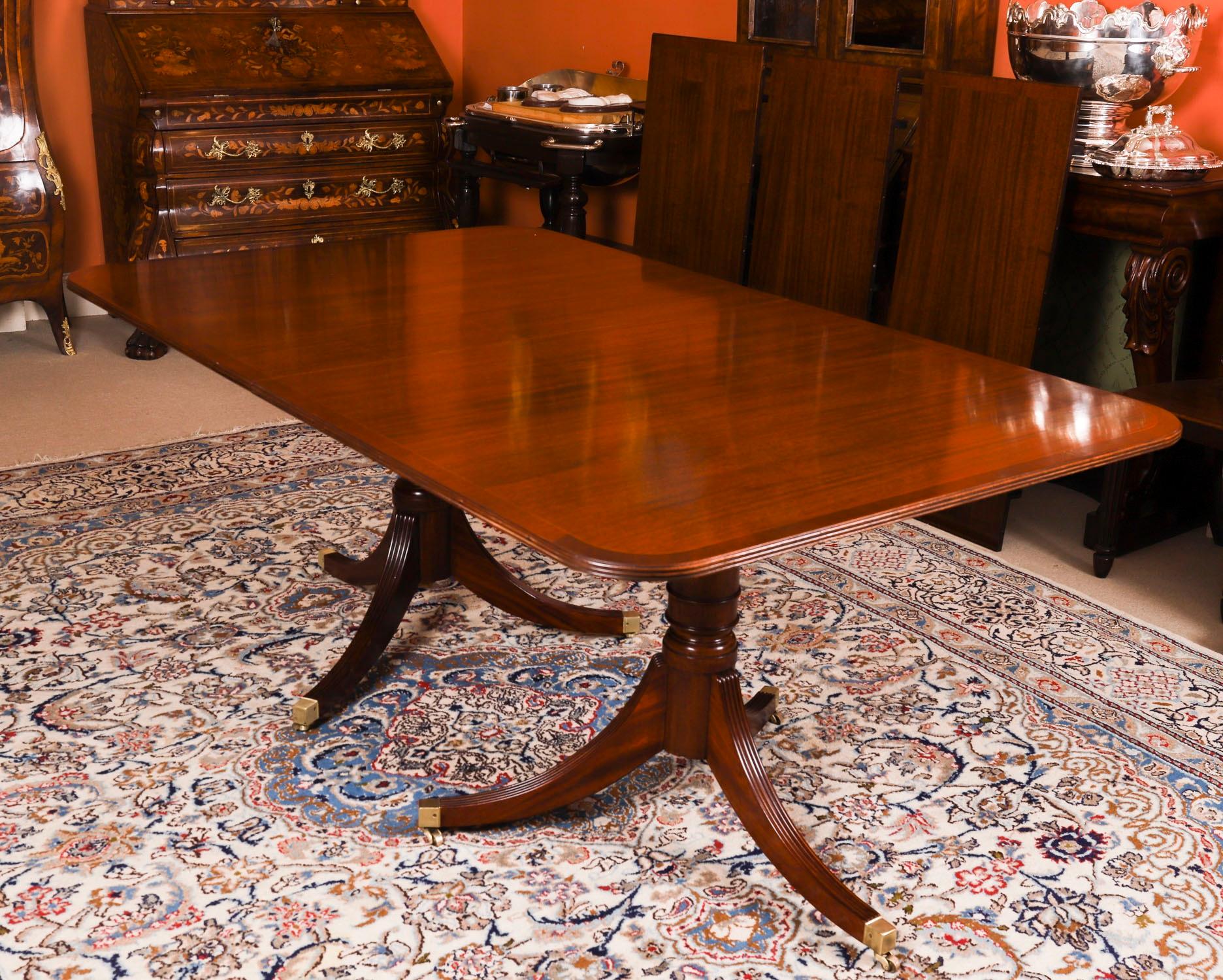 Table de salle à manger vintage à deux piliers en acajou et 12 chaises Regency Revival20thCentury en vente 2